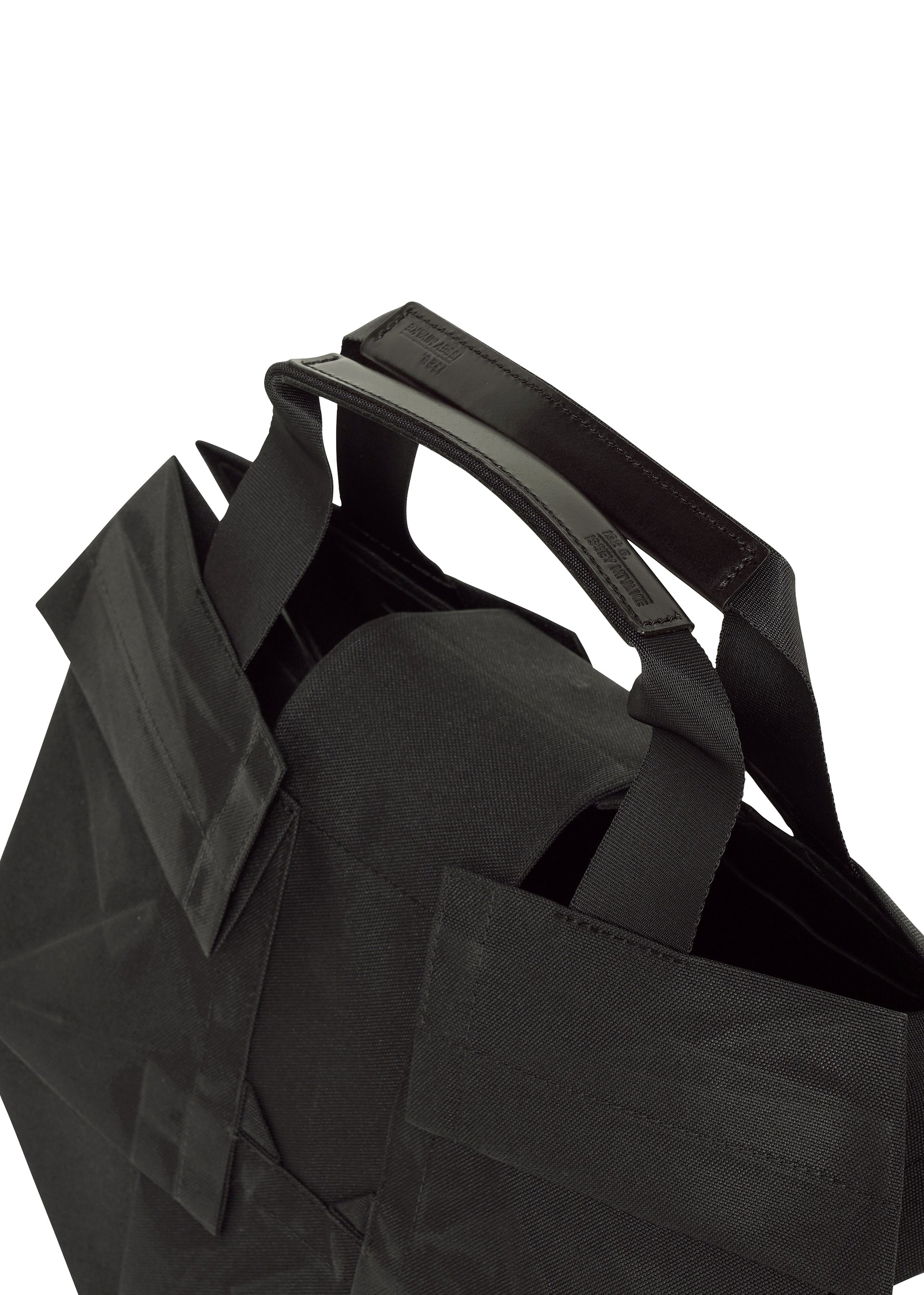 132 5. Issey Miyake No.6-BG kabelka černá luster skládací