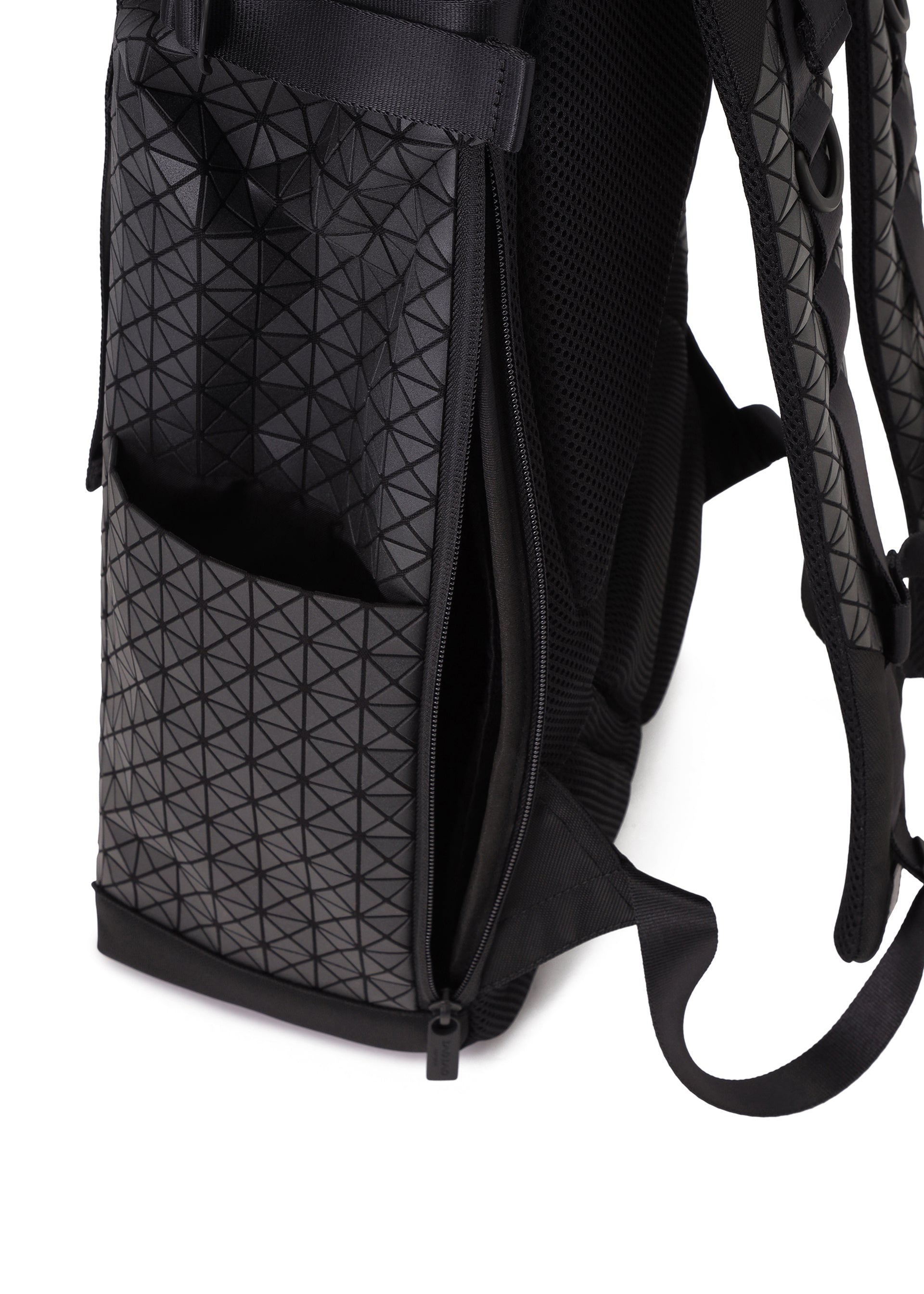 Issey Miyake Hiker Kuro batoh matně černý