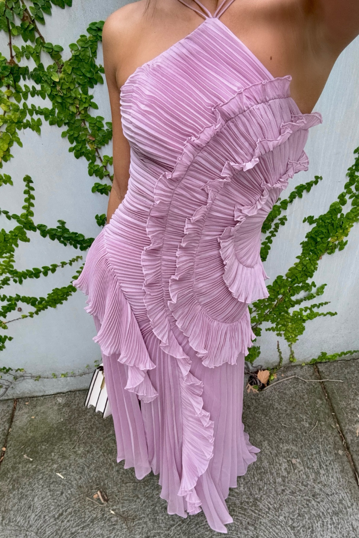 Norielle Glamour fialové asymetrické maxi šaty s volány