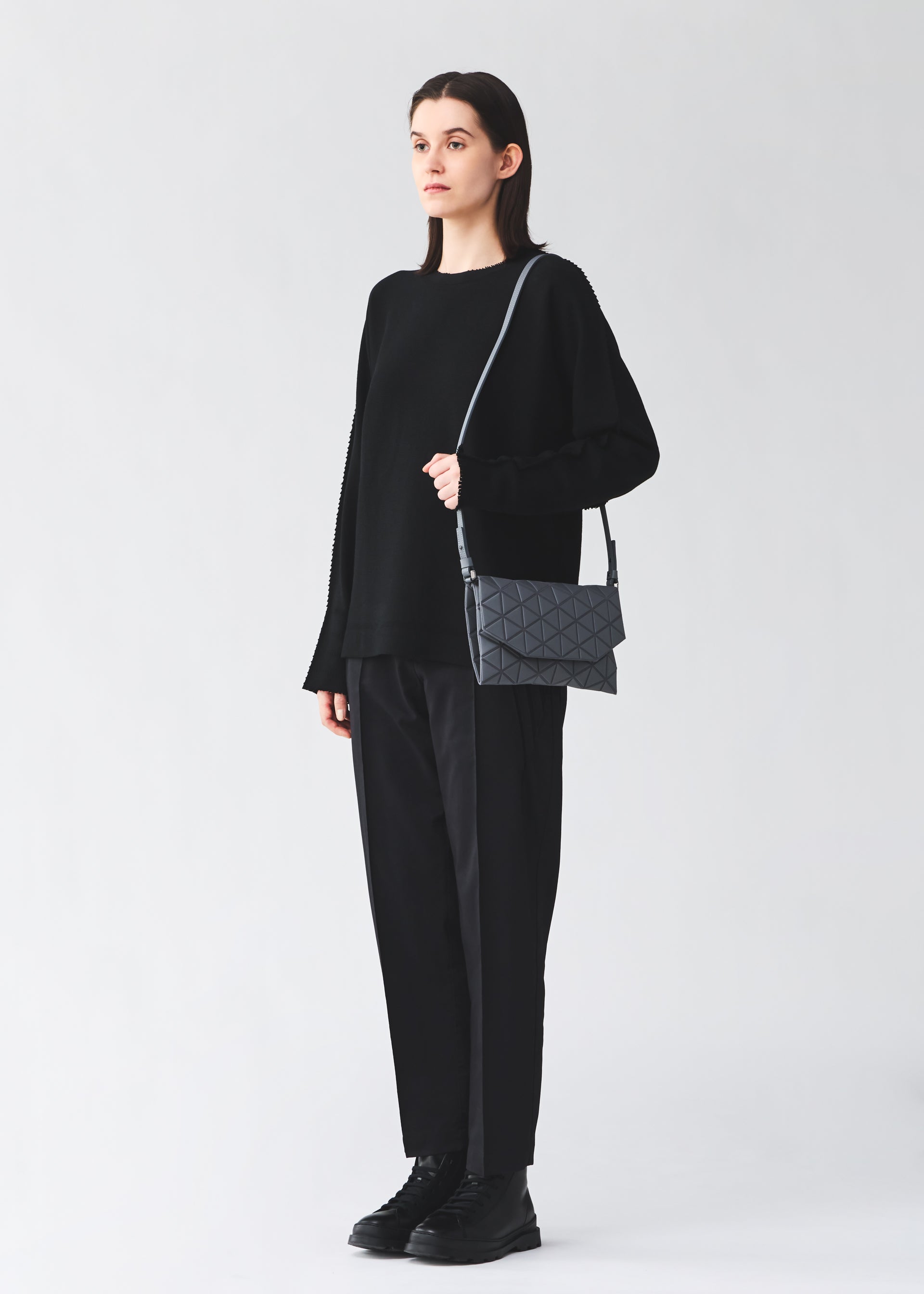 Issey Miyake Tonneau Matte kabelka matně černá