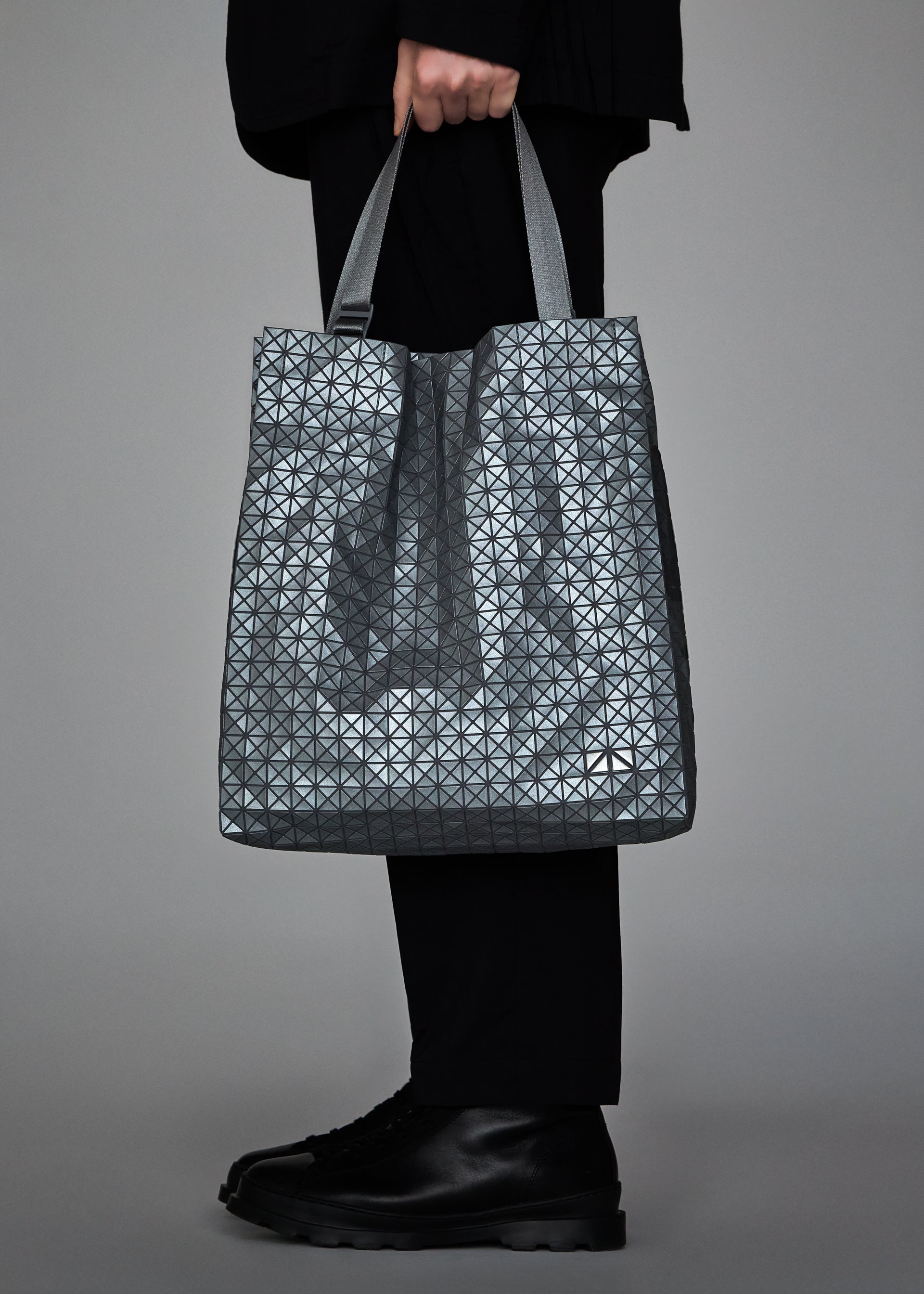 Issey Miyake Cart S Reflector tote kabelka silver na notebook