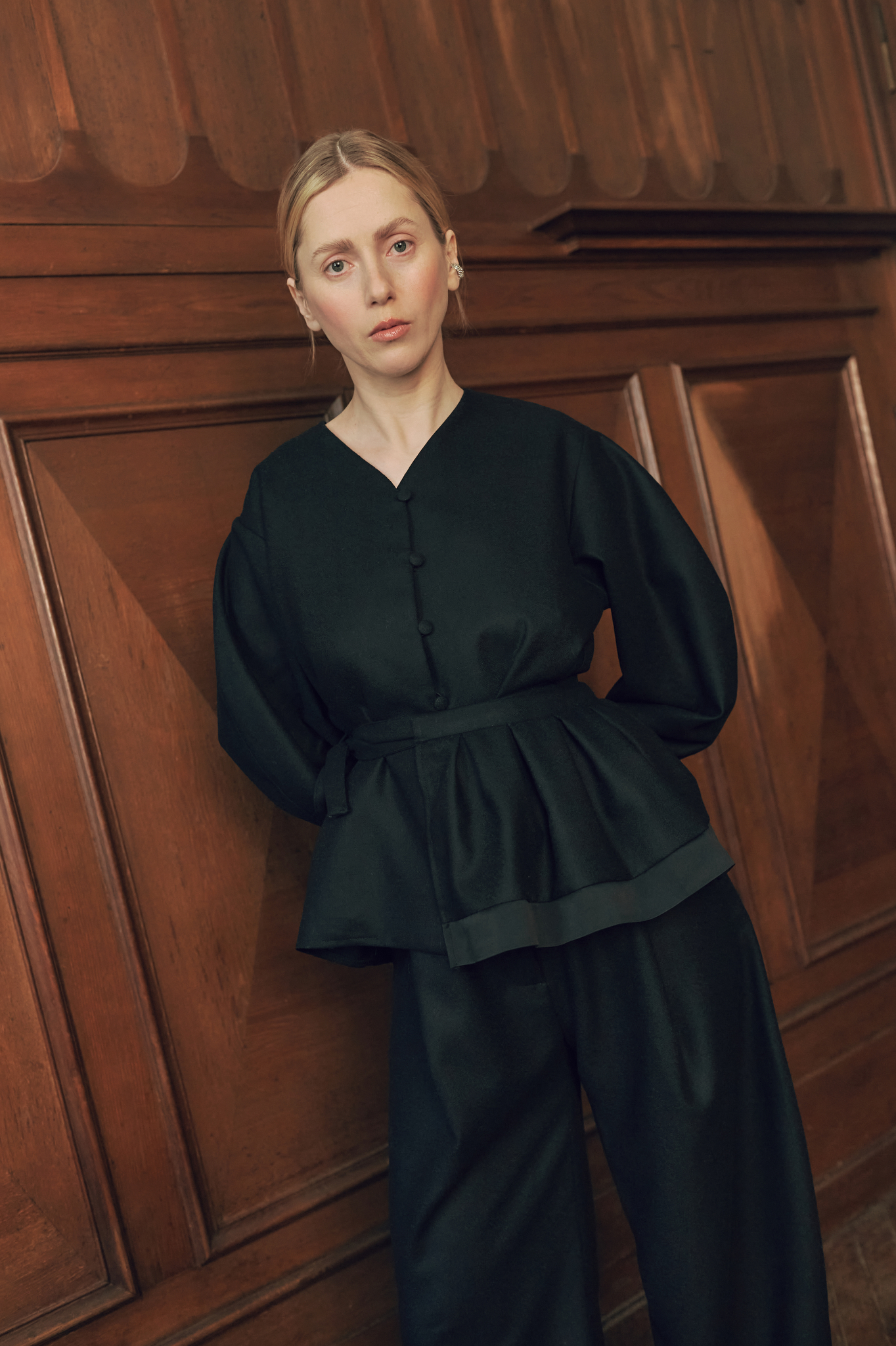 Aurelia & Zwei Frauen Tara peplum vlněné s hedvábným volánem