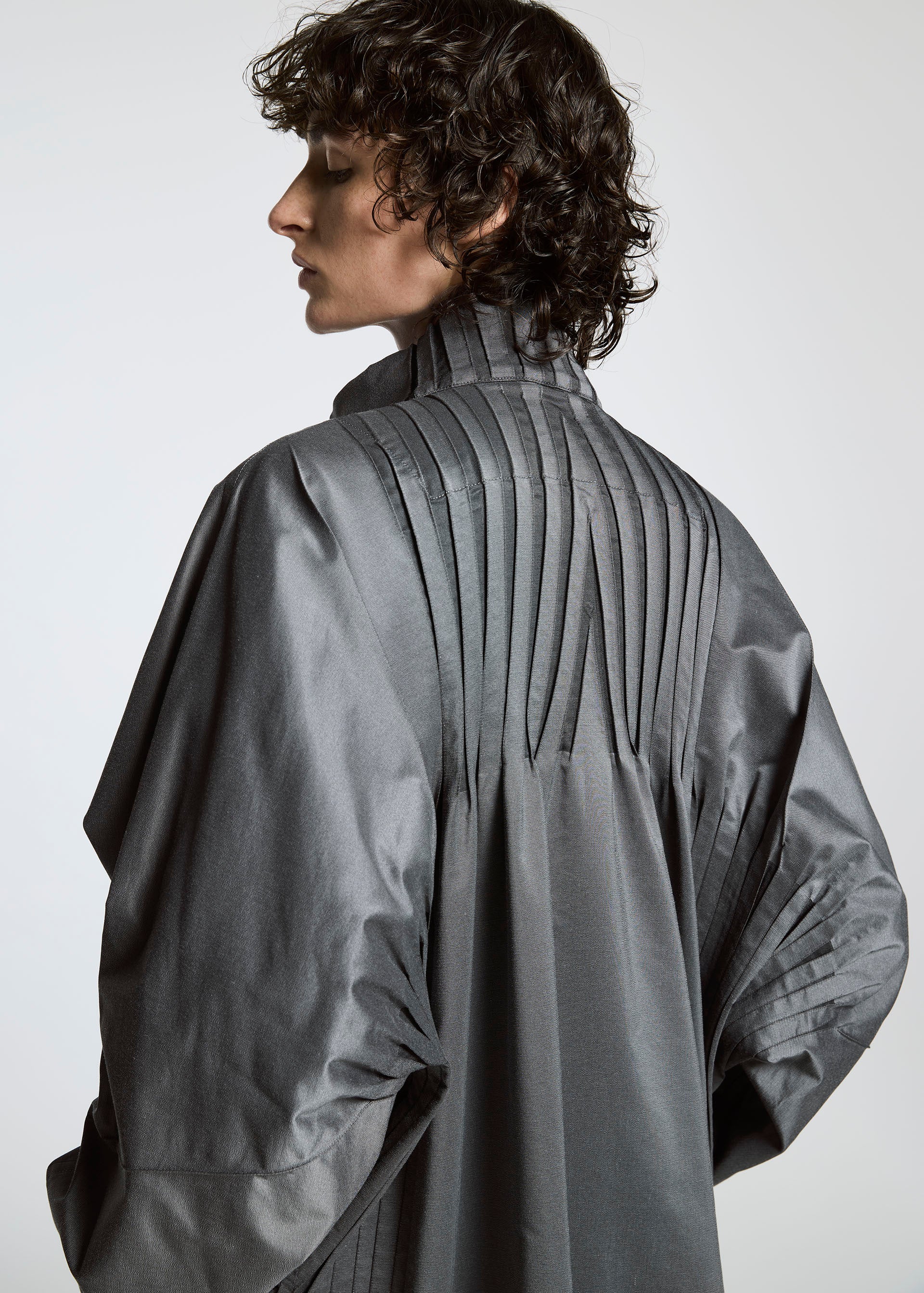 Issey Miyake Type-S 001-1 kabát tmavě šedá strečový