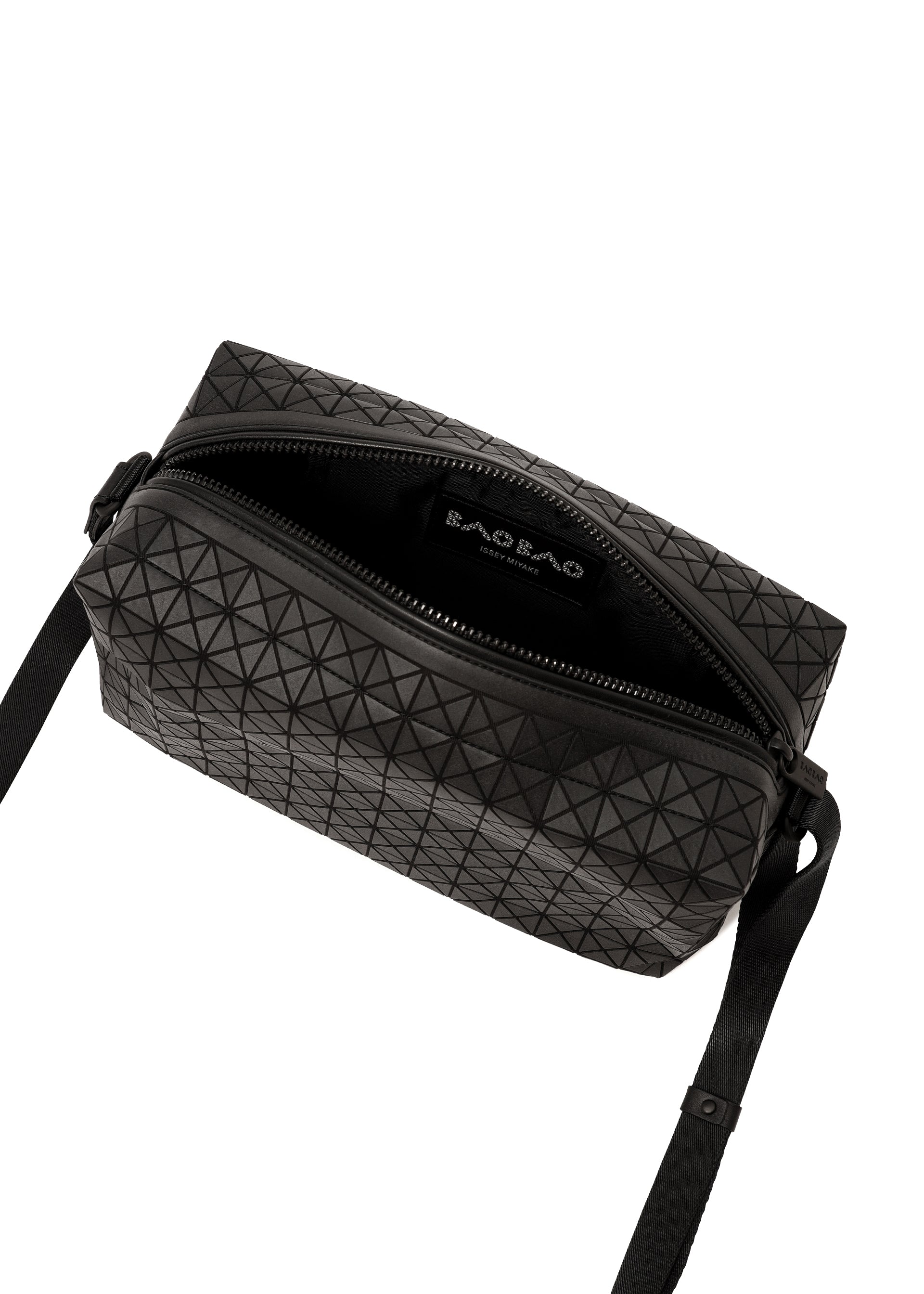 Issey Miyake Saddle Bag kabelka matná černá