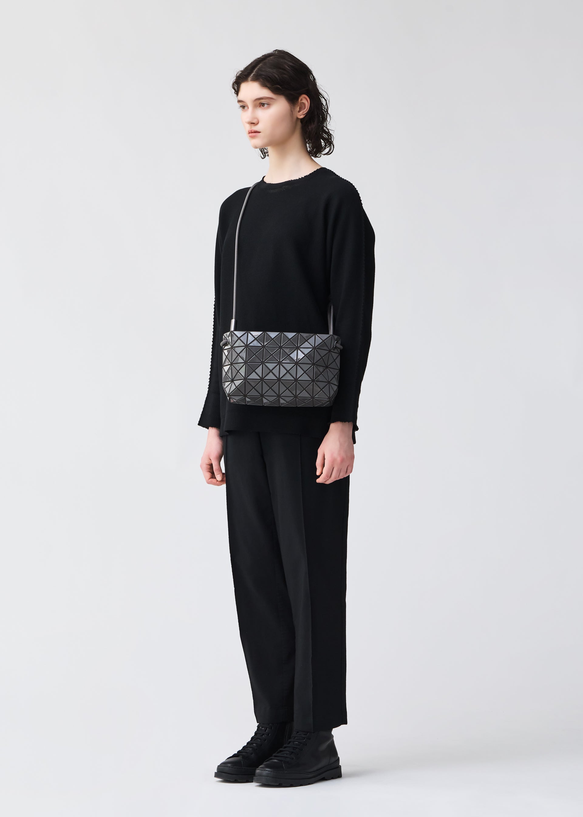 Issey Miyake Loop One-Tone crossbody Light Gray měkká boxy