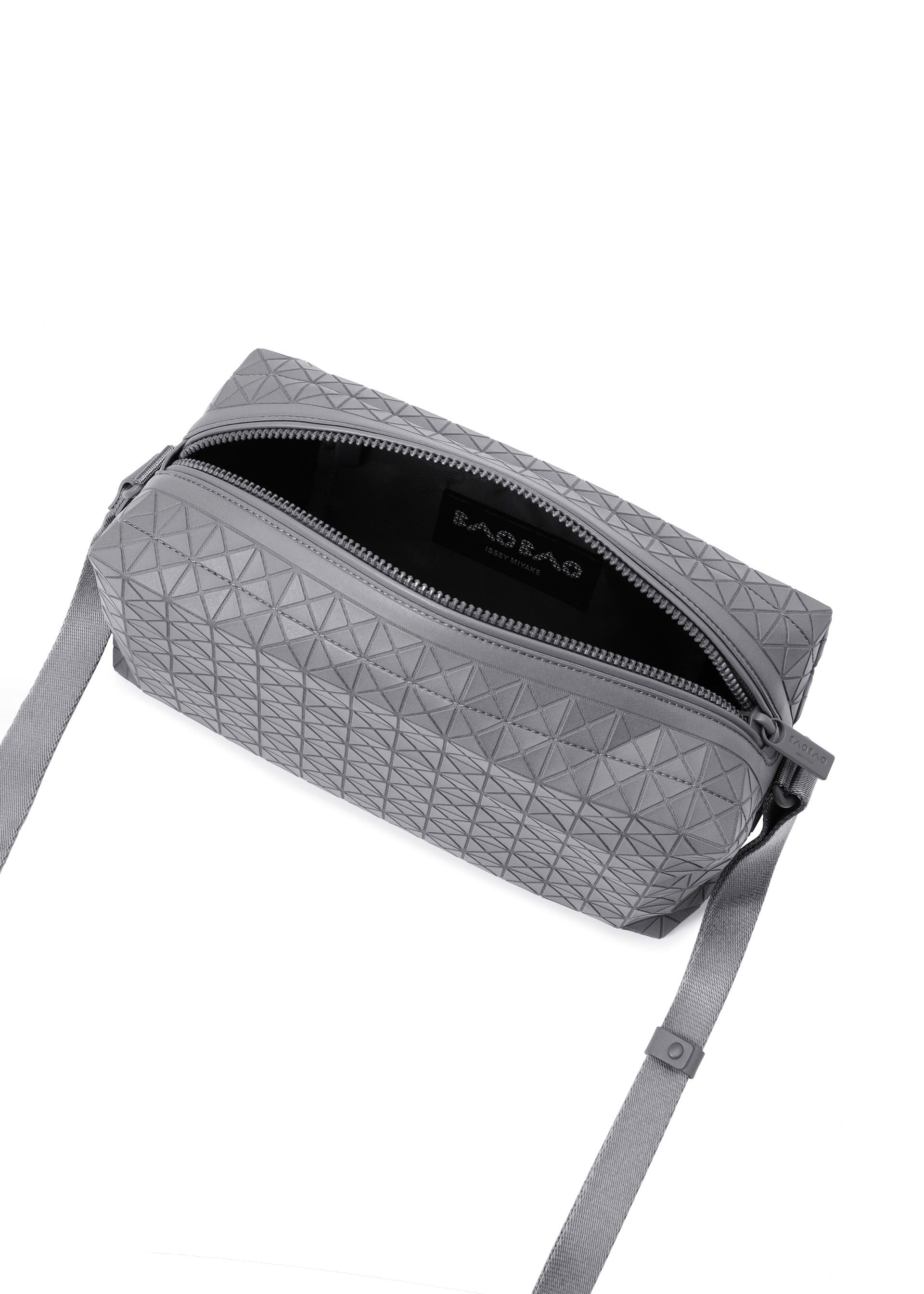 Issey Miyake Saddle Bag One-Tone kabelka šedá box