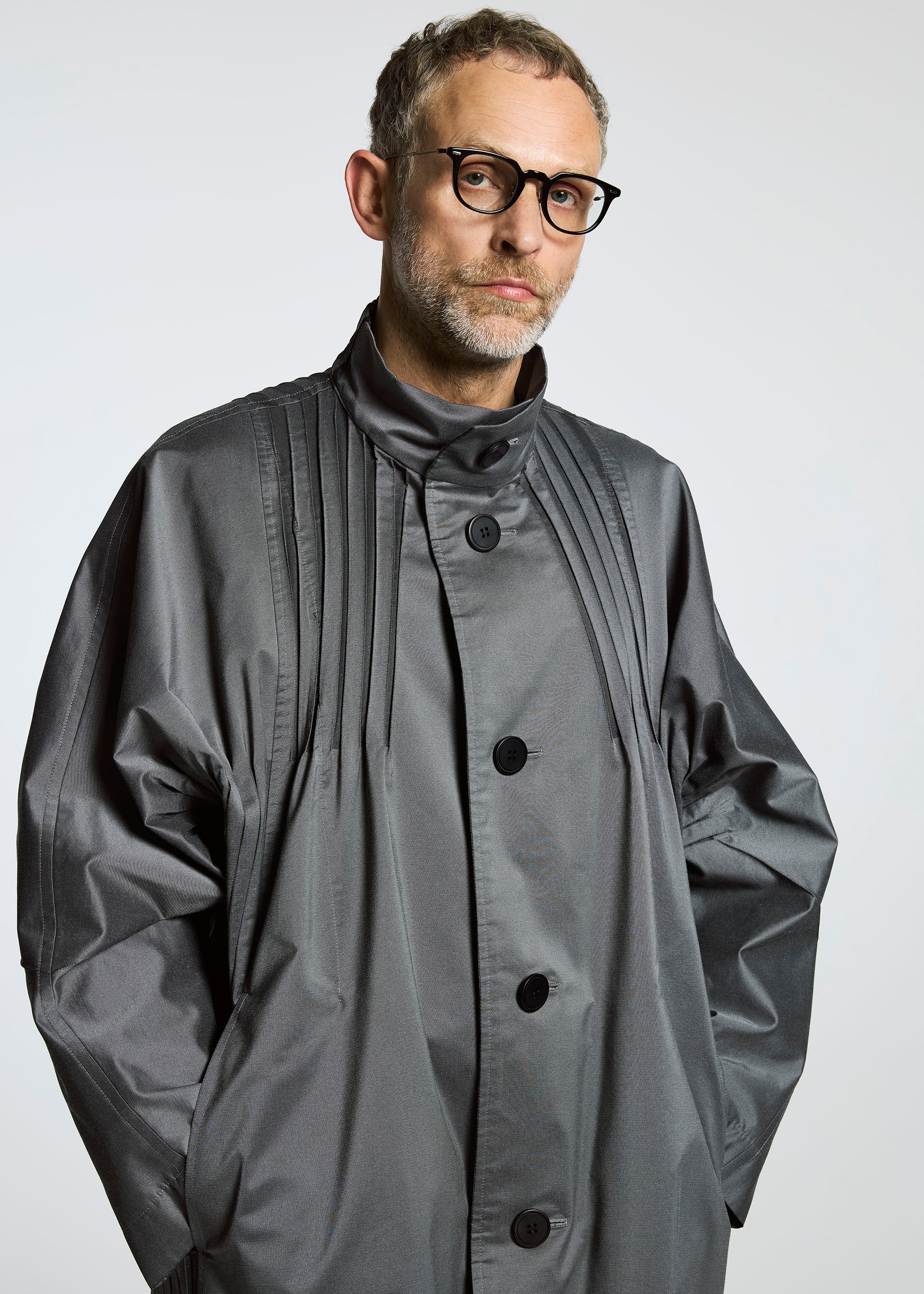 Issey Miyake Type-S 001-1 kabát tmavě šedá strečový