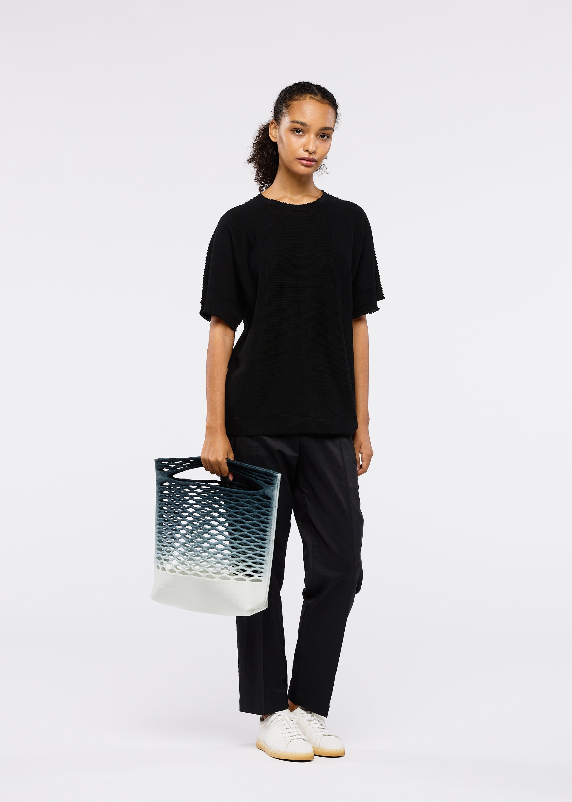 Issey Miyake Mokko pletená kabelka korálová
