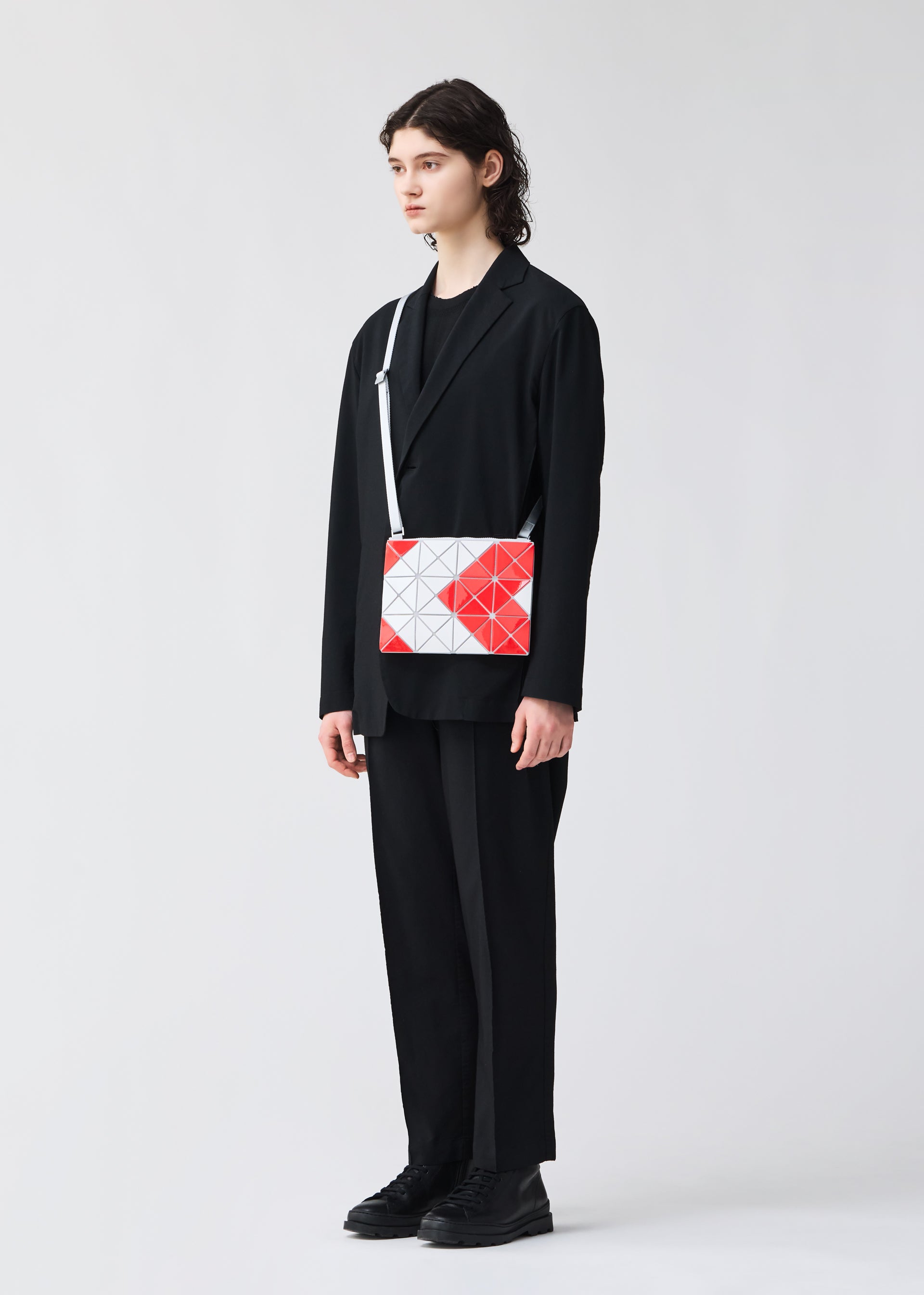 Issey Miyake Sign kabelka přes rameno červená grafický motiv