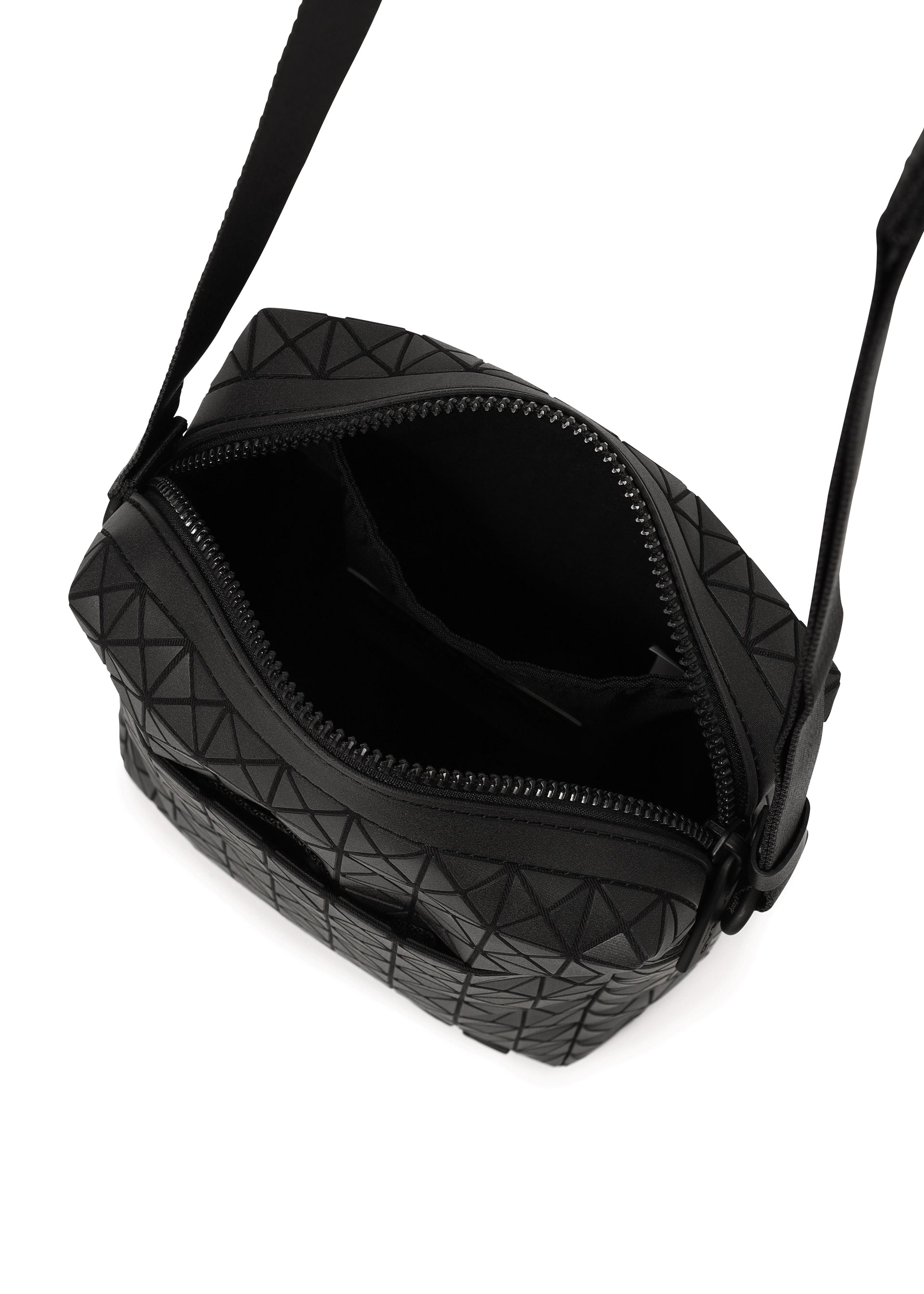 Issey Miyake Voyager taška přes rameno černá vertikální