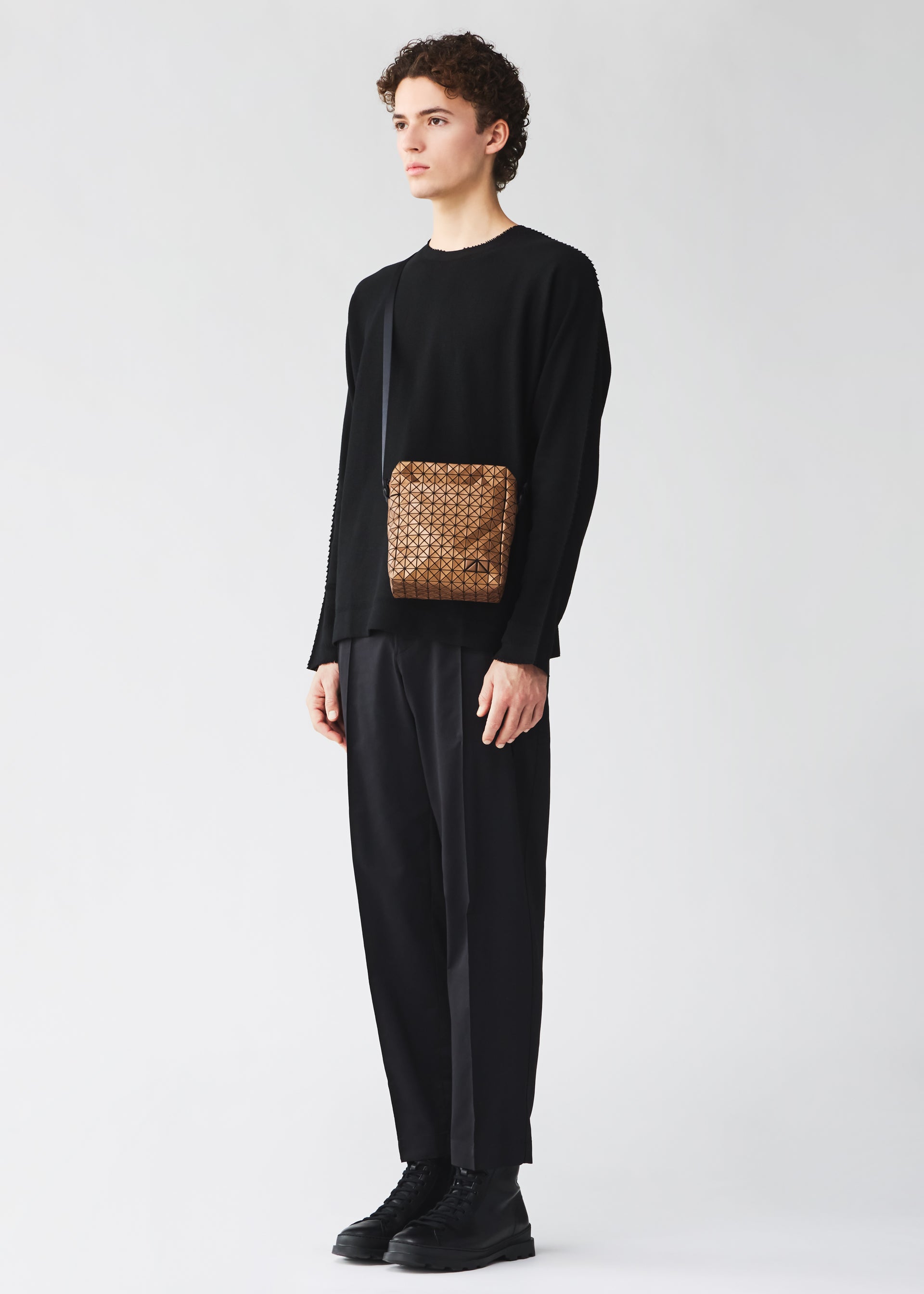 Issey Miyake Voyager Reflector crossbody měděně hnědá