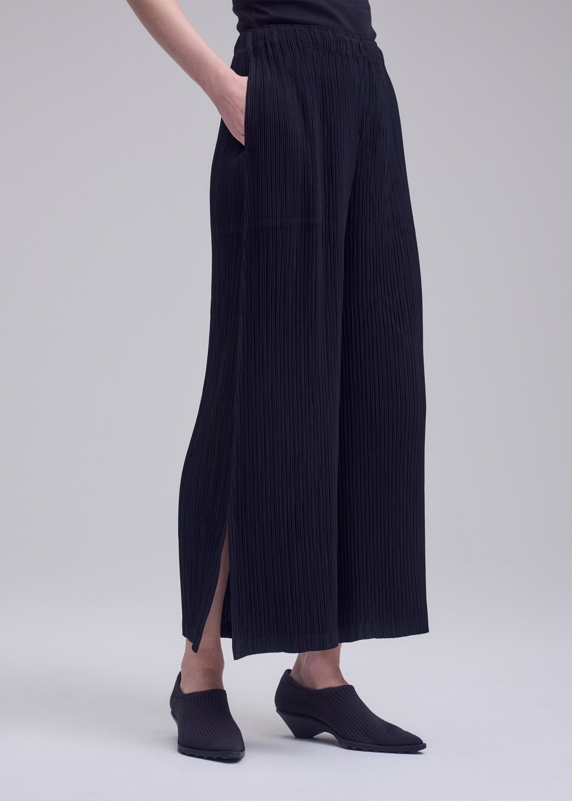 Issey Miyake Hatching Bottoms kalhoty černé plisé