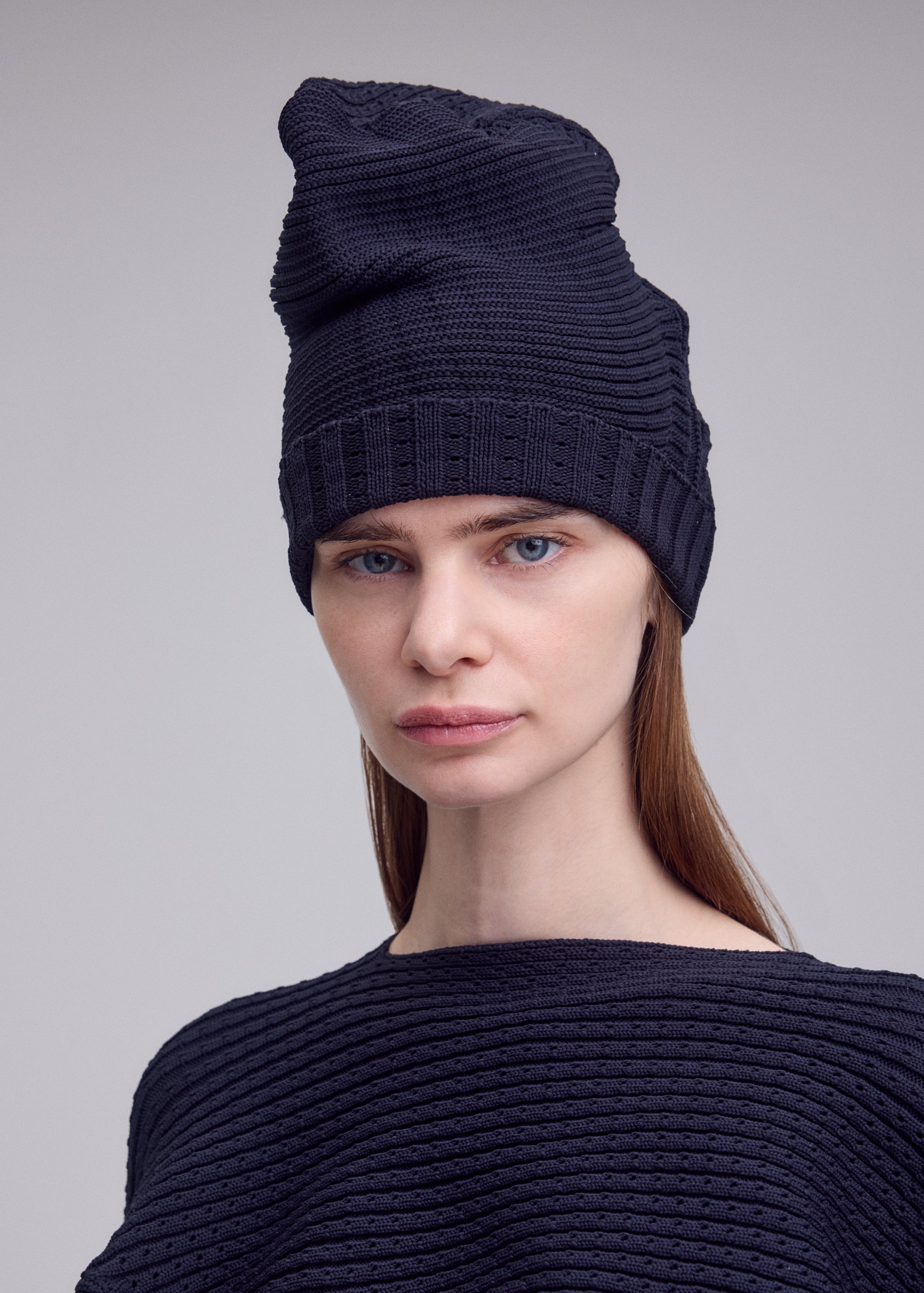 Issey Miyake Found Stone Beanie čepice černá