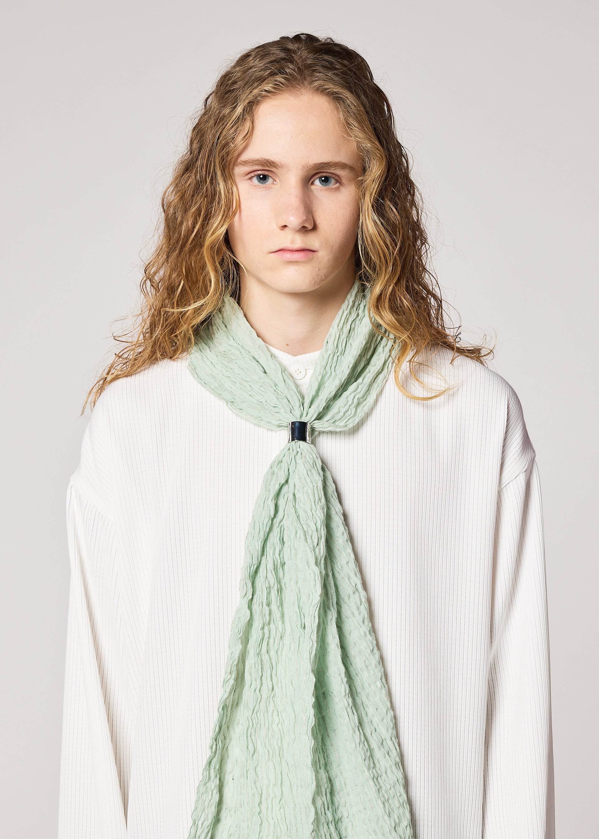 Issey Miyake Shrink Border štola šedá lněná