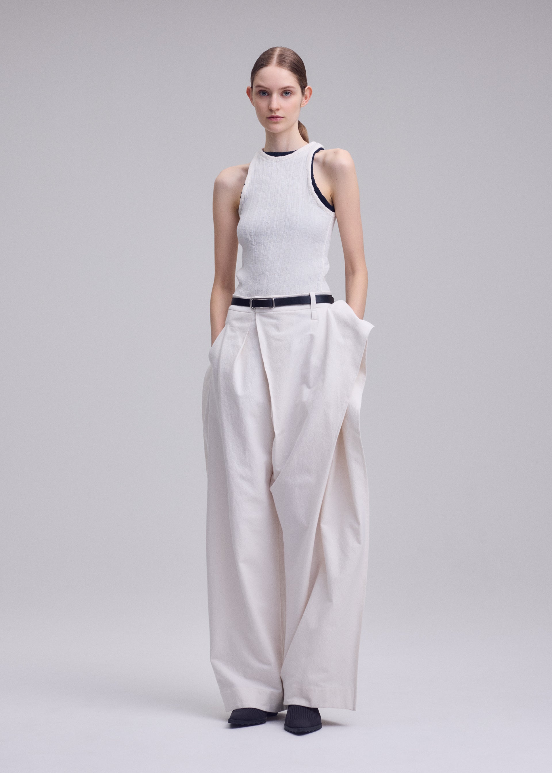 Issey Miyake Grainy kalhoty OFF-WHITE strečové