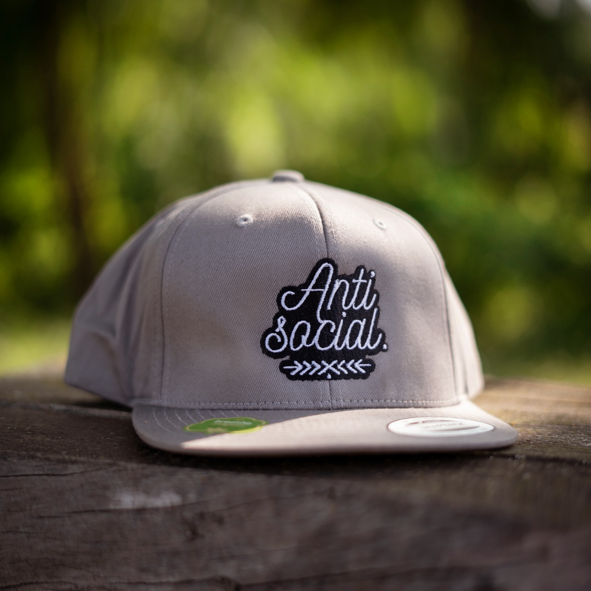 Magifešn BIO Kšiltovka snapback Antisocial z biobavlny