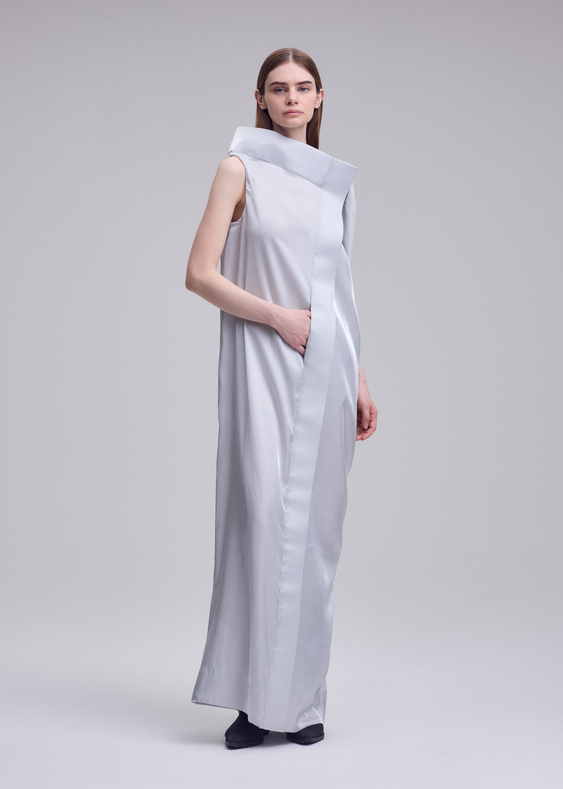 Issey Miyake Mercury šaty světle šedé lesklé