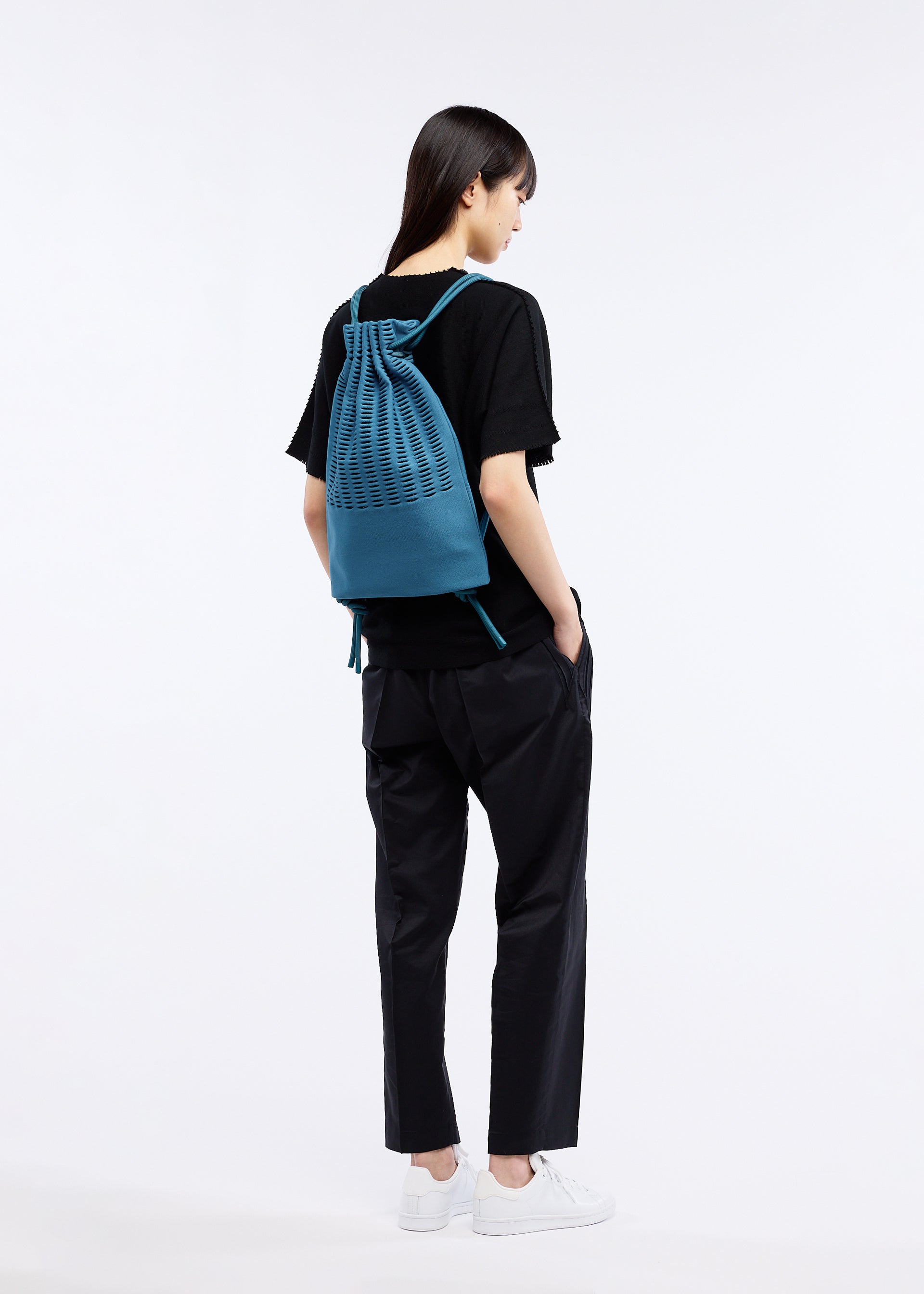 Issey Miyake Mokko batoh shadow blue pletený