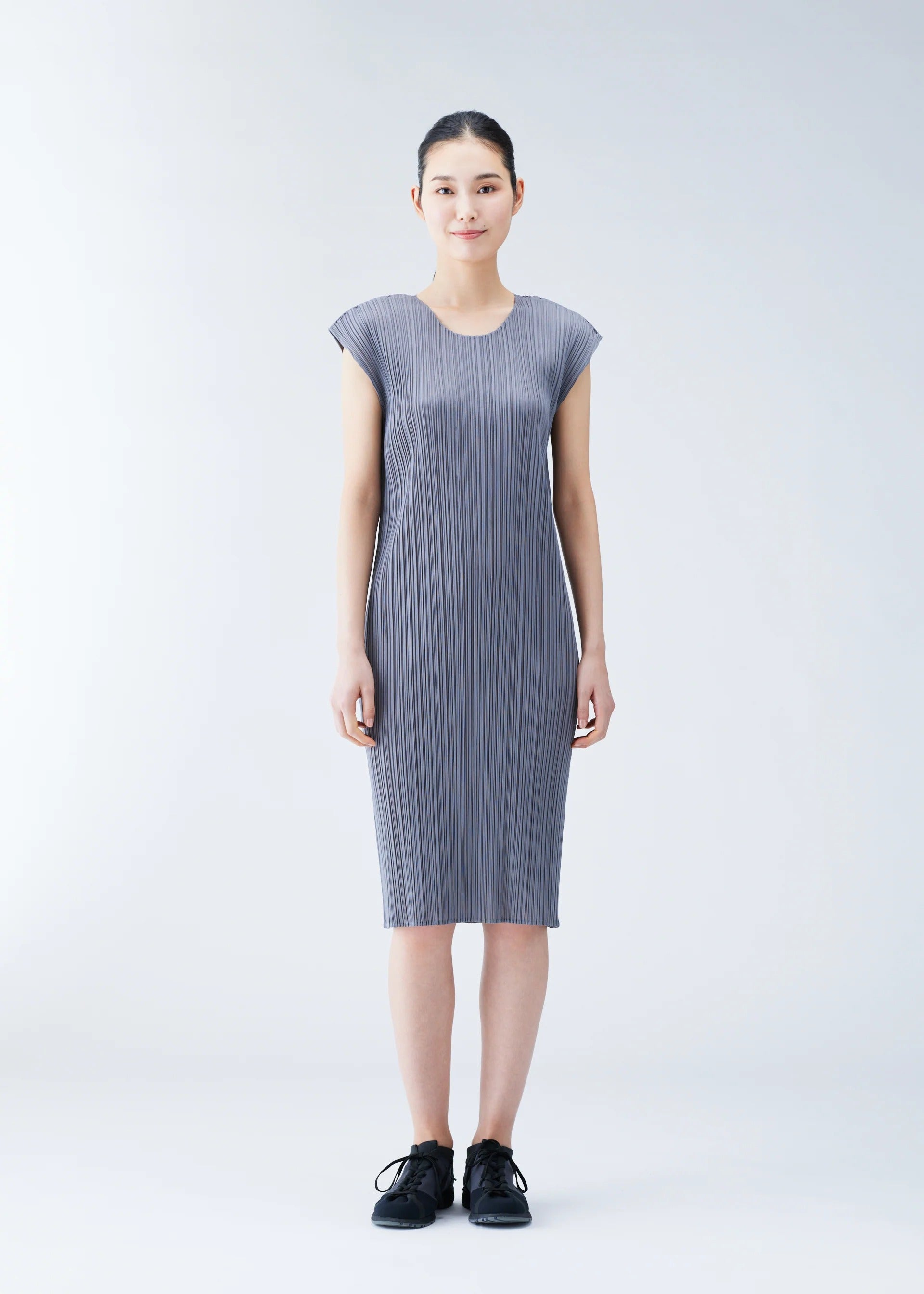 Issey Miyake Basics šaty světle šedé s rukávem