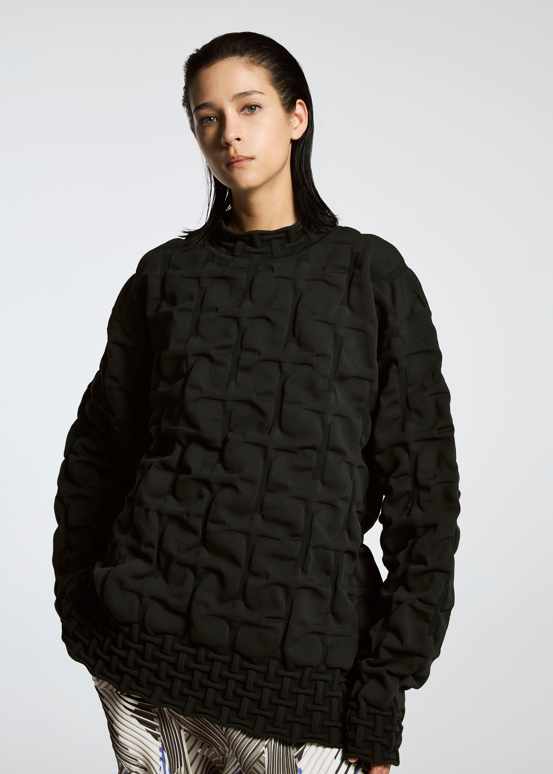 Issey Miyake Type-K 007 AT53487 pletený top s 3D strukturou