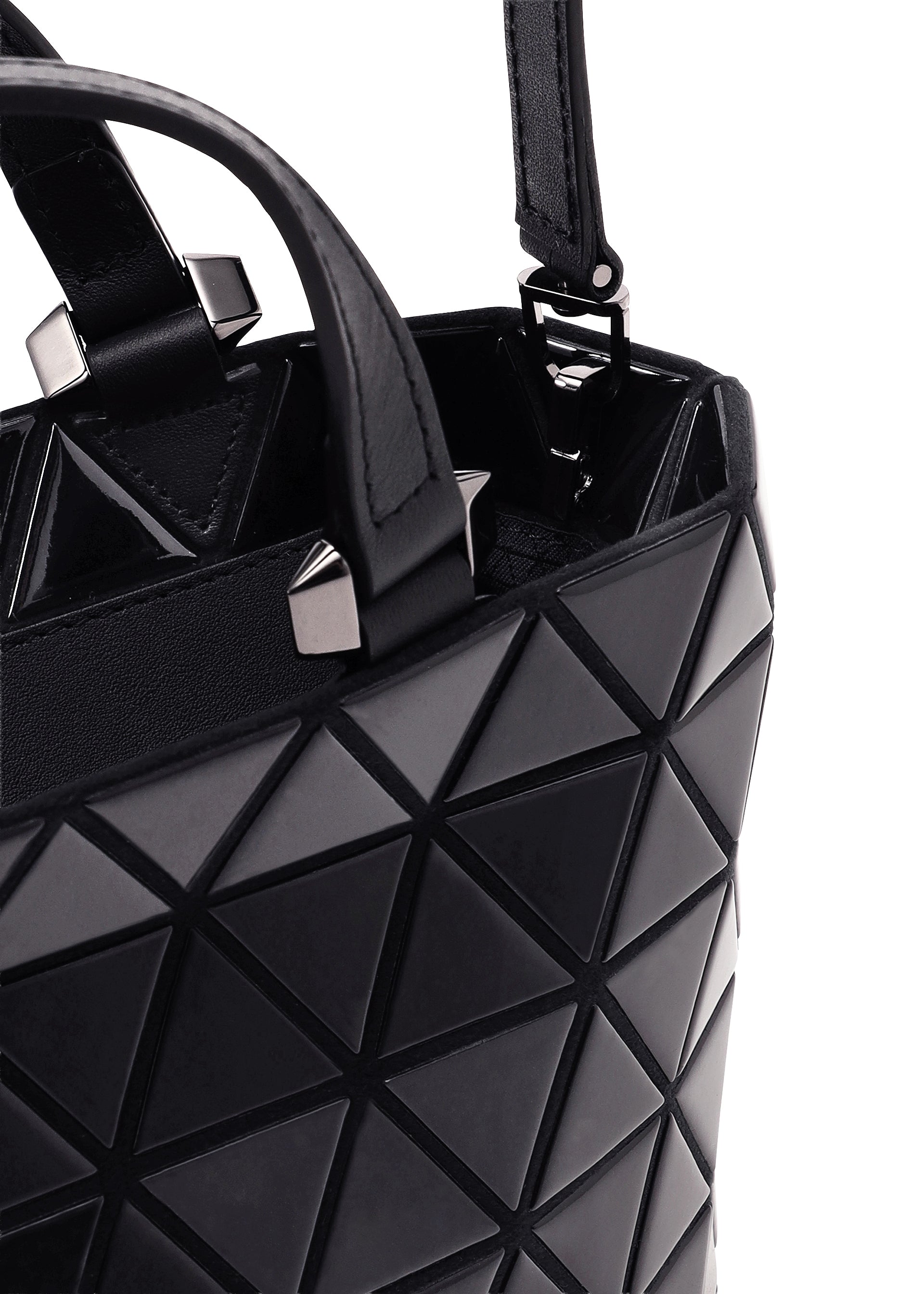 Issey Miyake Crystal Gloss mini kabelka tmavě šedá lak