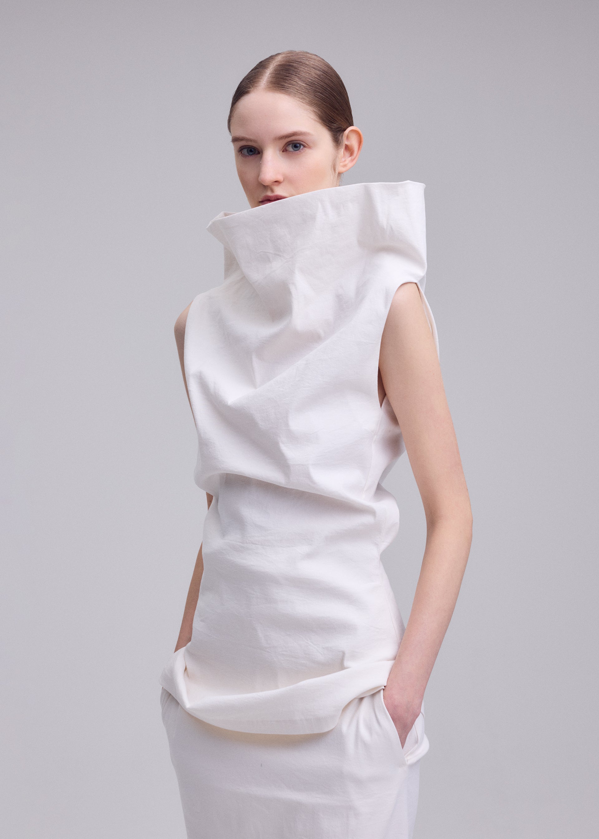 Issey Miyake ALLOW top bez rukávů off-white