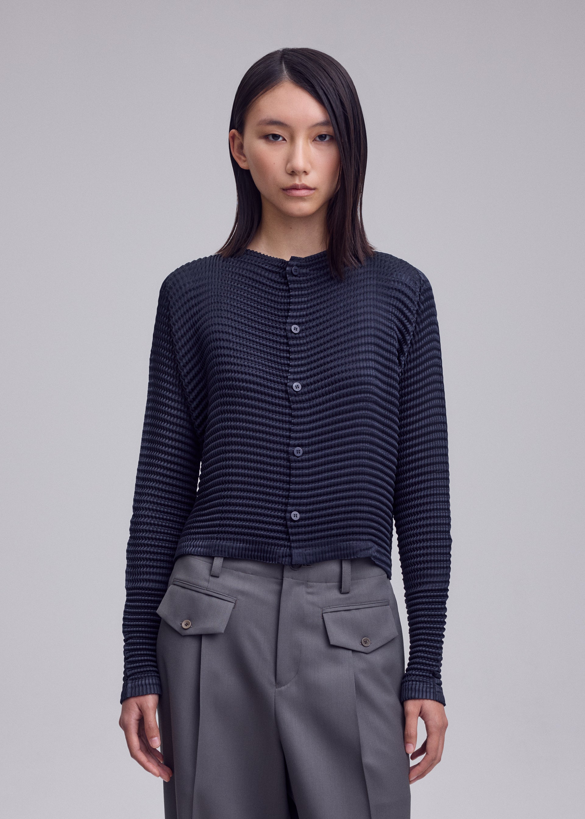 Issey Miyake Suede Like Pleats kardigan šedý semišový