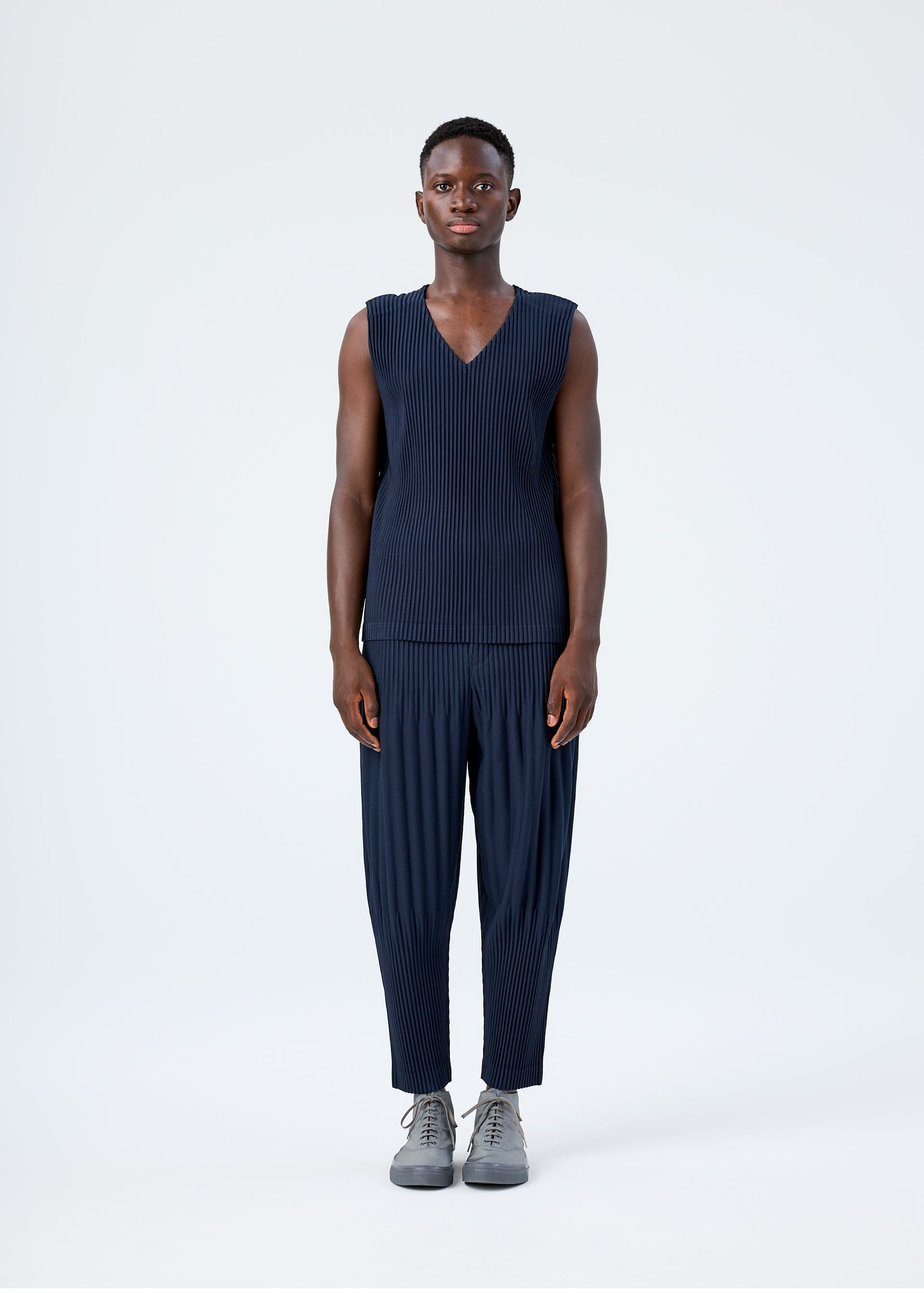 Issey Miyake Basics vesta s výstřihem Black
