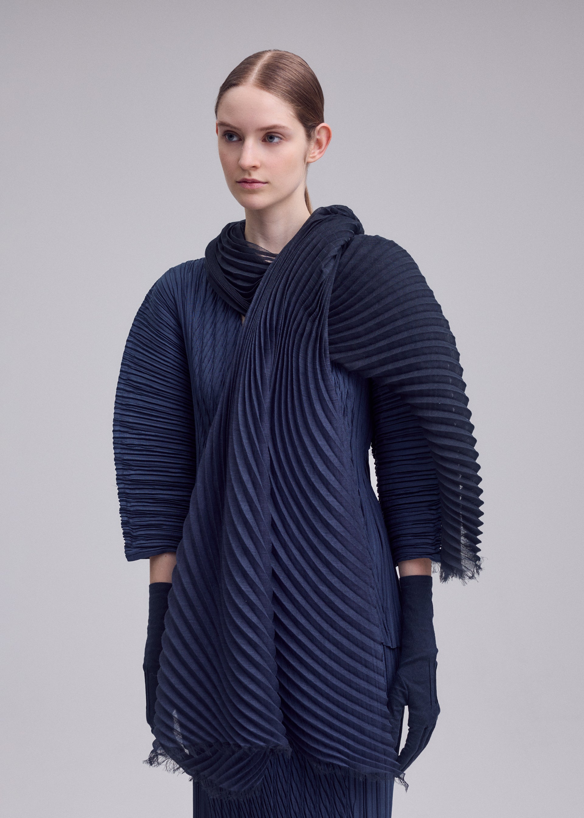 Issey Miyake Gradation Ramie Pleats štola bílá plisovaná
