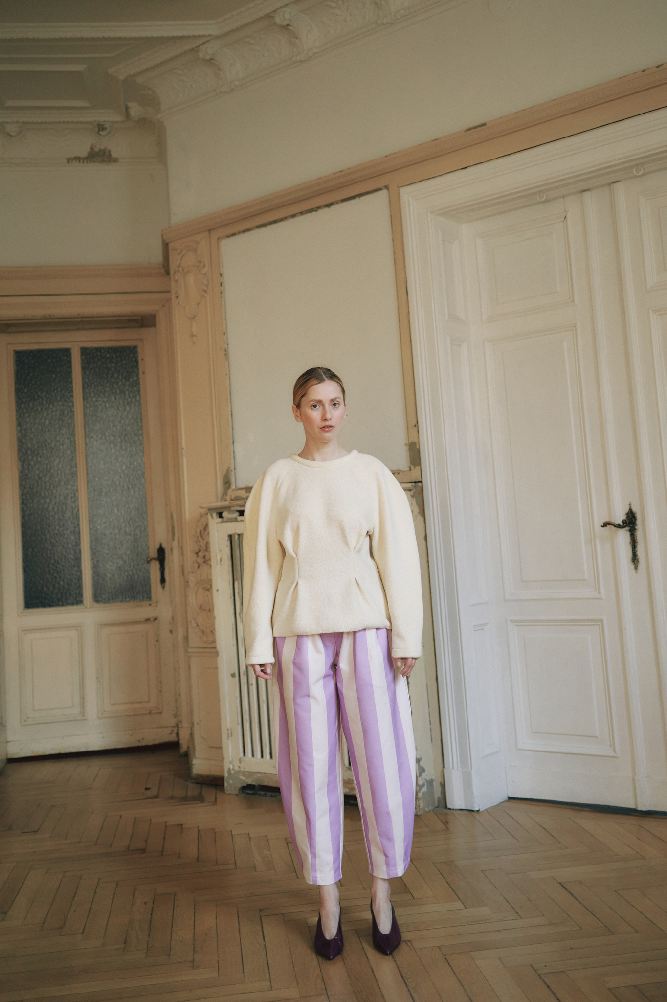 Aurelia & Zwei Frauen Paloma Oversized kalhoty pruhované ecru