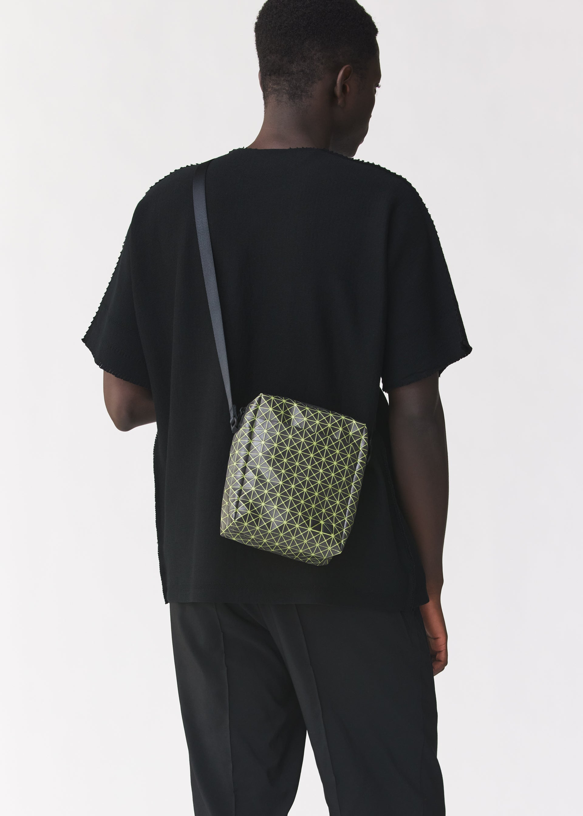 Issey Miyake Voyager Reflector crossbody kabelka černá