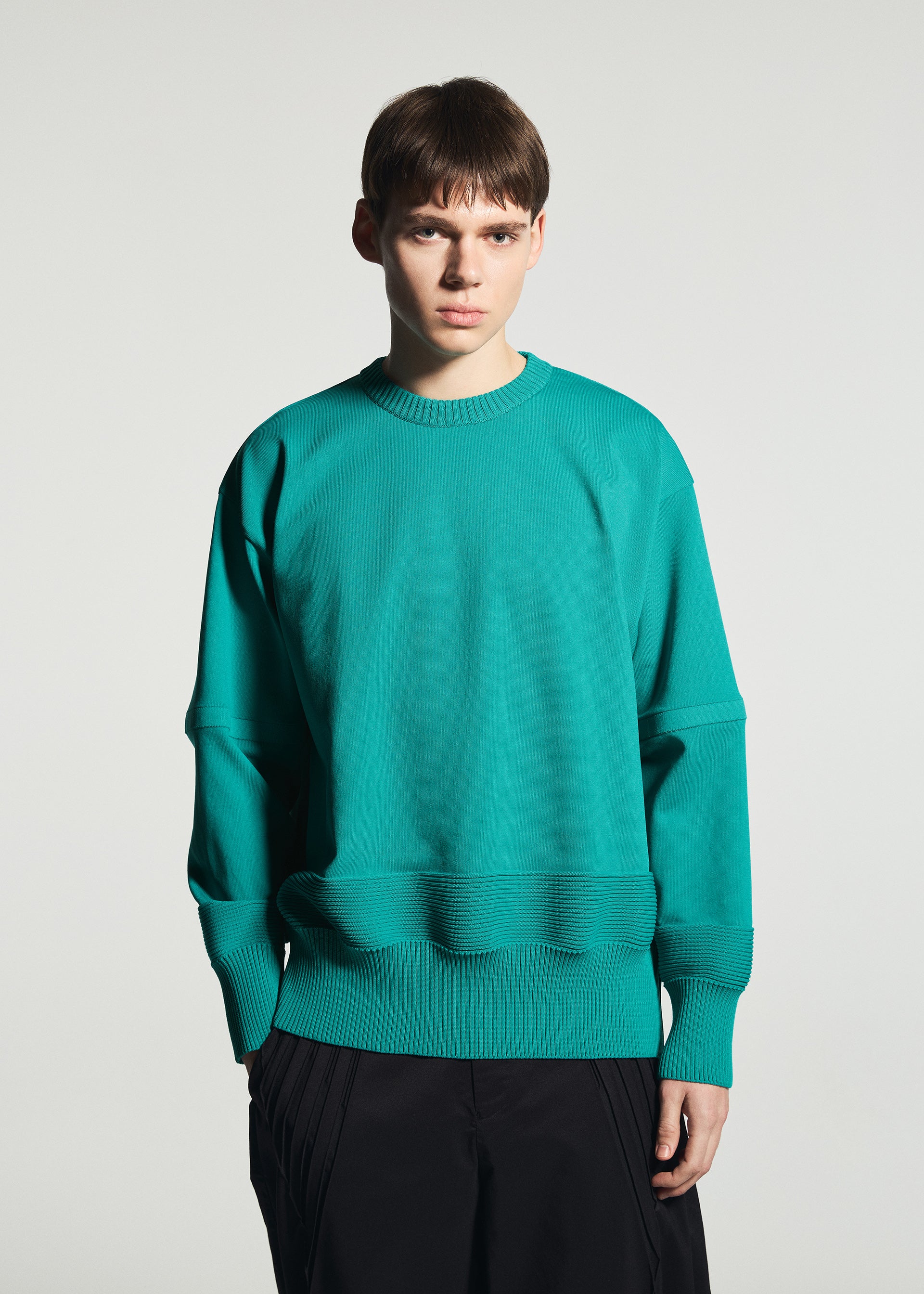 Issey Miyake Type-K 009 pletený top světle šedý