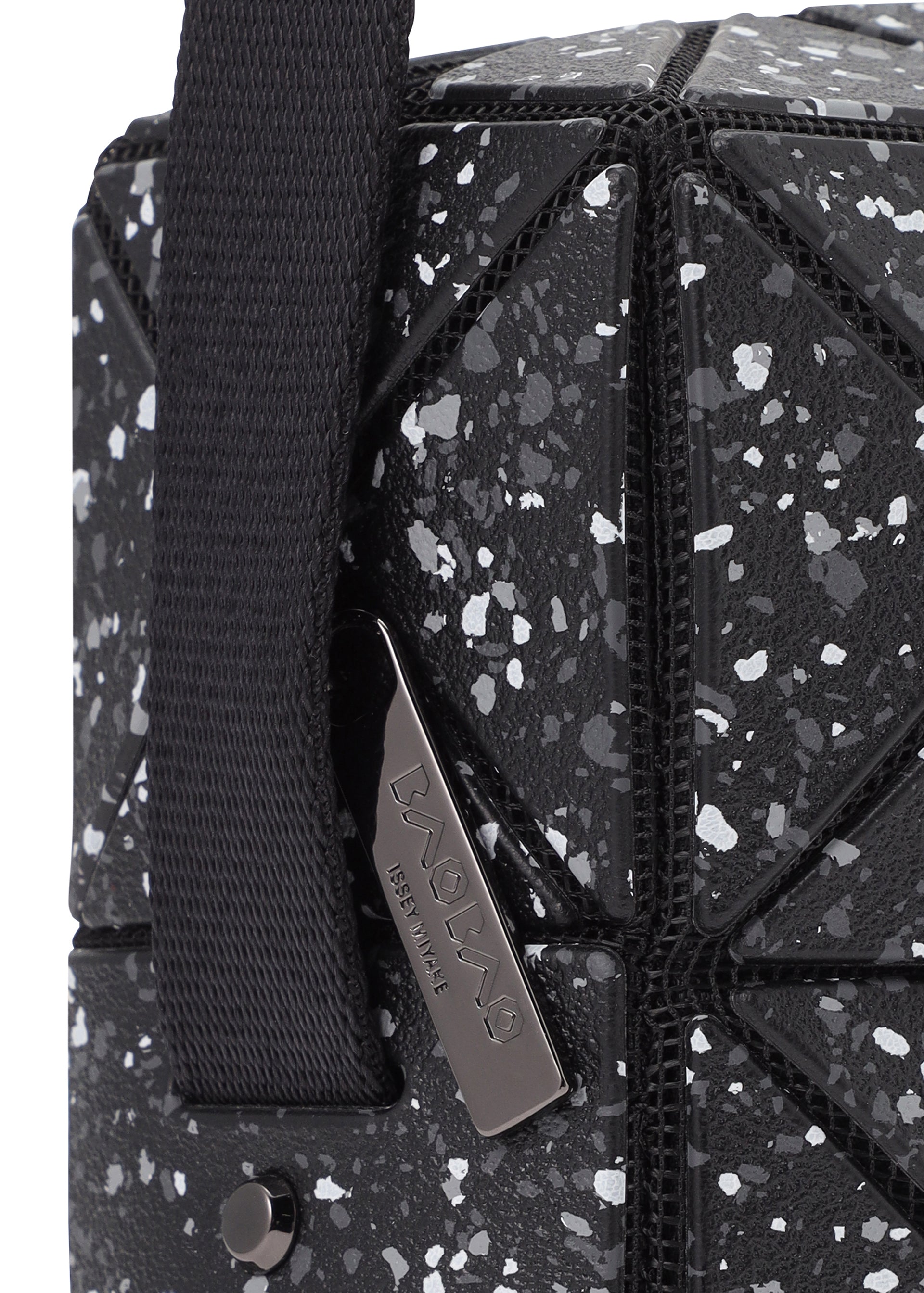 Issey Miyake City crossbody kabelka stone gray matná