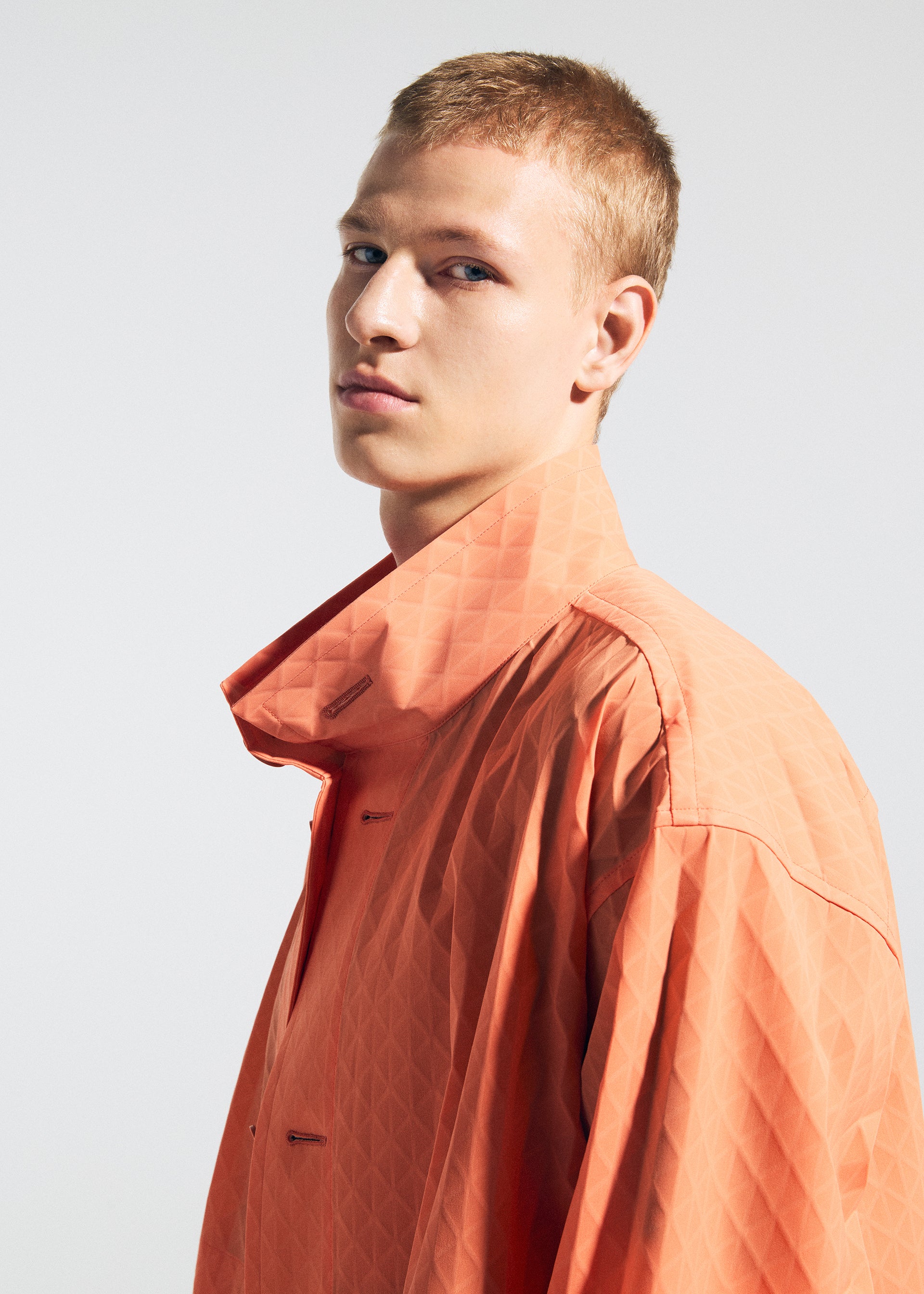 Issey Miyake Type-T 001-1 kabát černý trojúhelníkový vzor