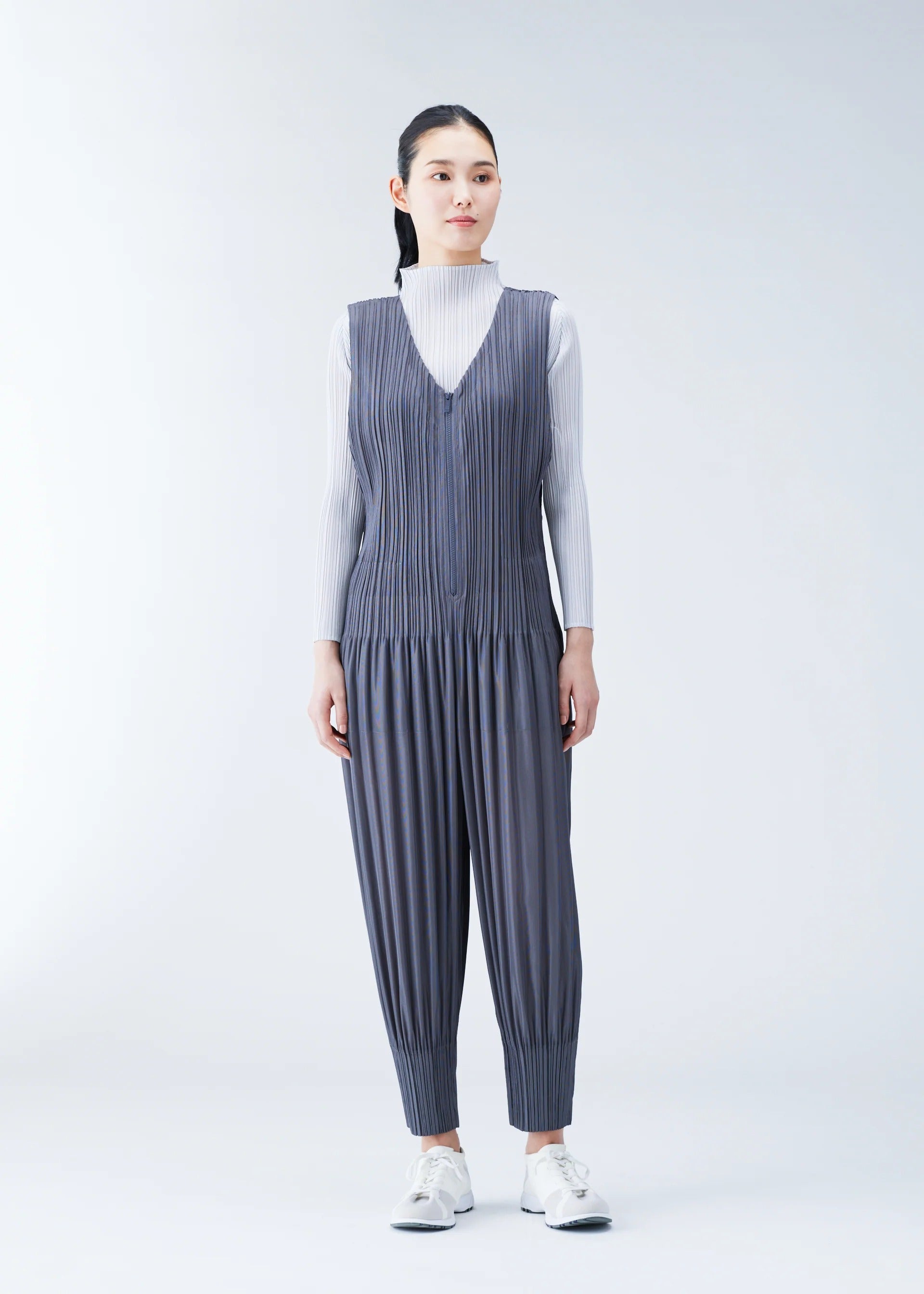 Issey Miyake Fluffy Basics plisovaný overal světle šedá
