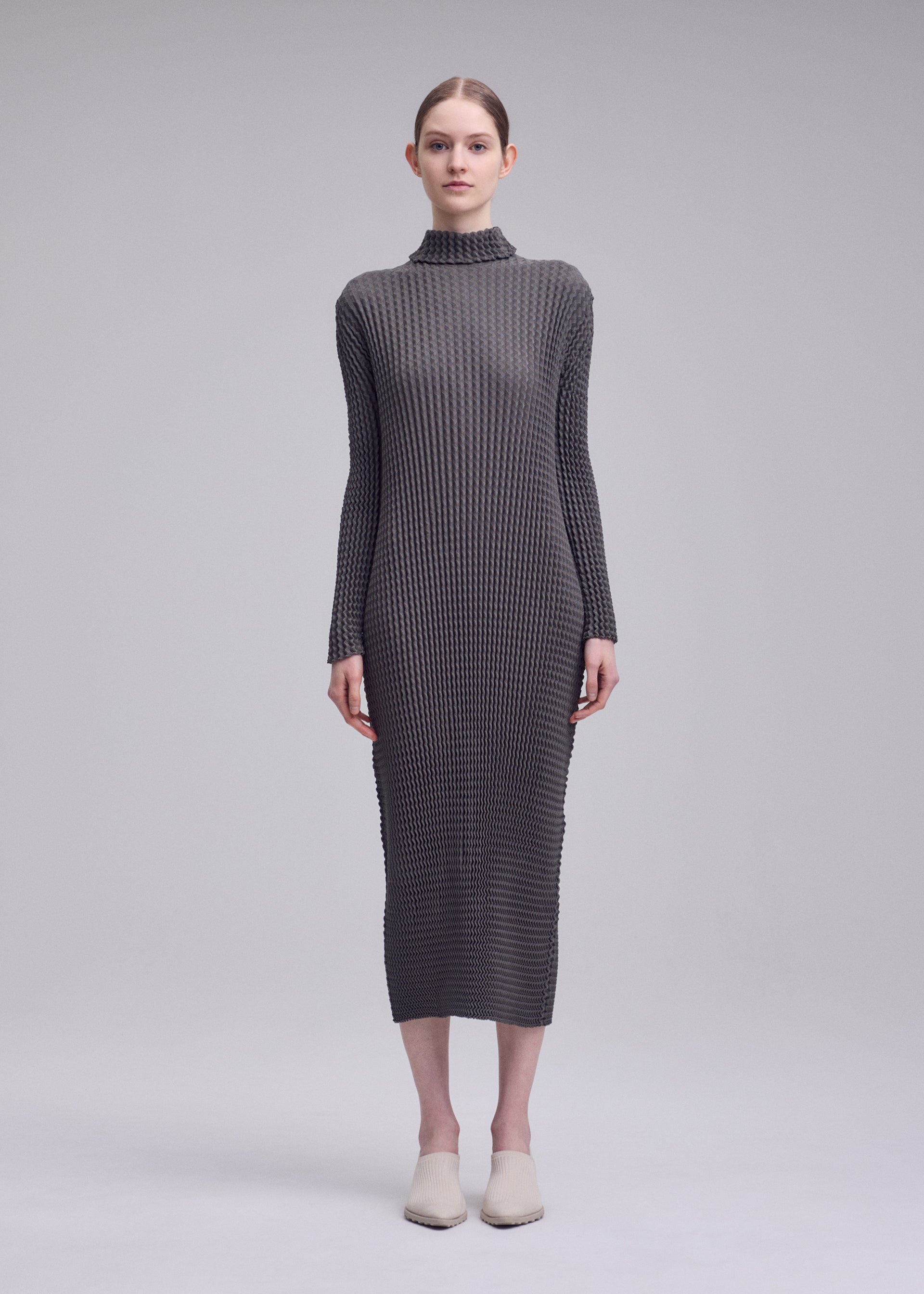 ISSEY MIYAKE SPONGY-68 šaty šedá pletené