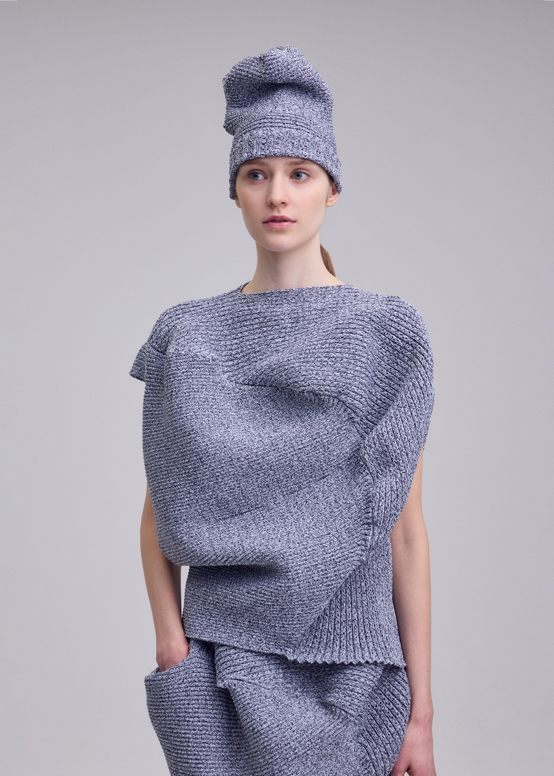Issey Miyake Found Stone top šedý pletený