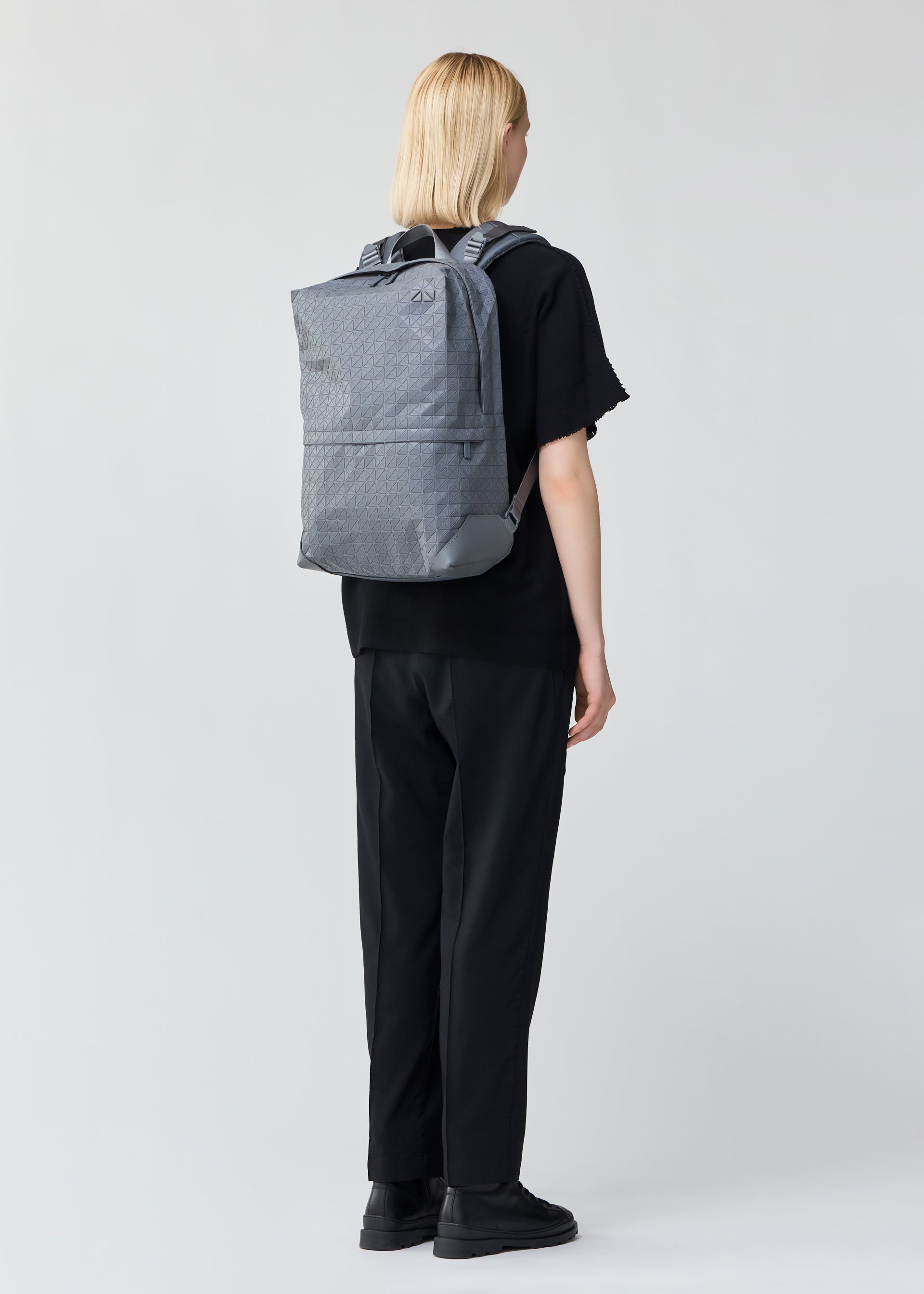 Issey Miyake Liner One-Tone batoh šedá na notebook