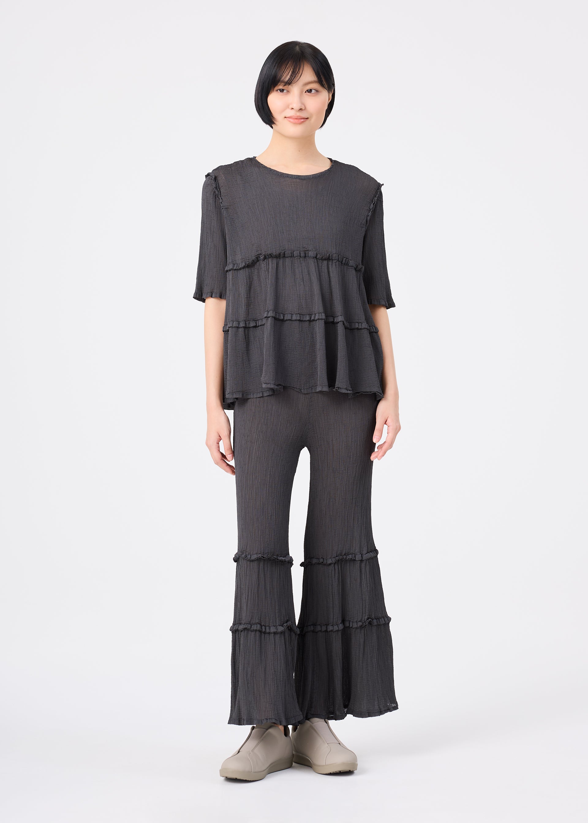 Issey Miyake Flare See-Through Crepe top charcoal krátký rukáv