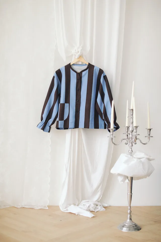 AURELIA & ZWEI FRAUEN Capri Blue Stripes bunda modré pruhy