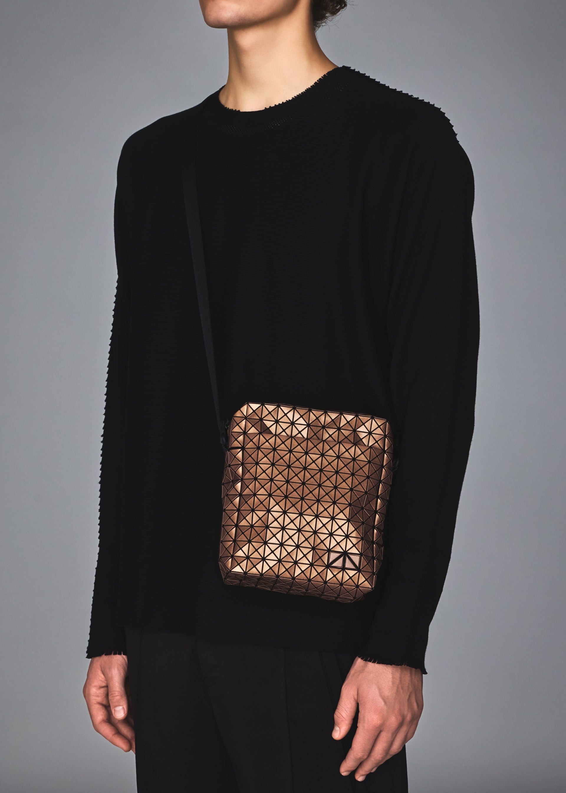 Issey Miyake Voyager Reflector crossbody měděně hnědá