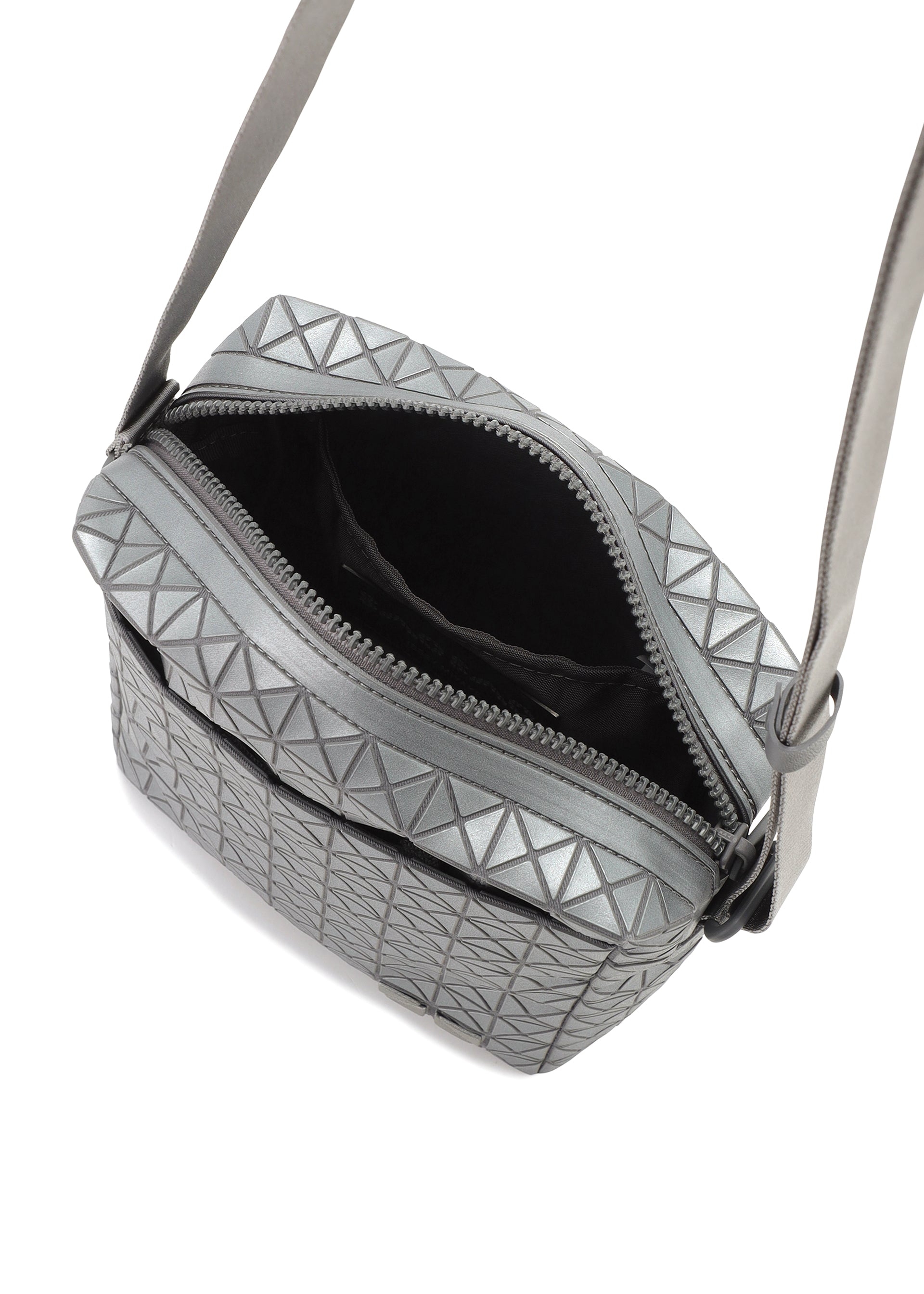 Issey Miyake Voyager Reflector kabelka přes rameno stříbrná reflexní