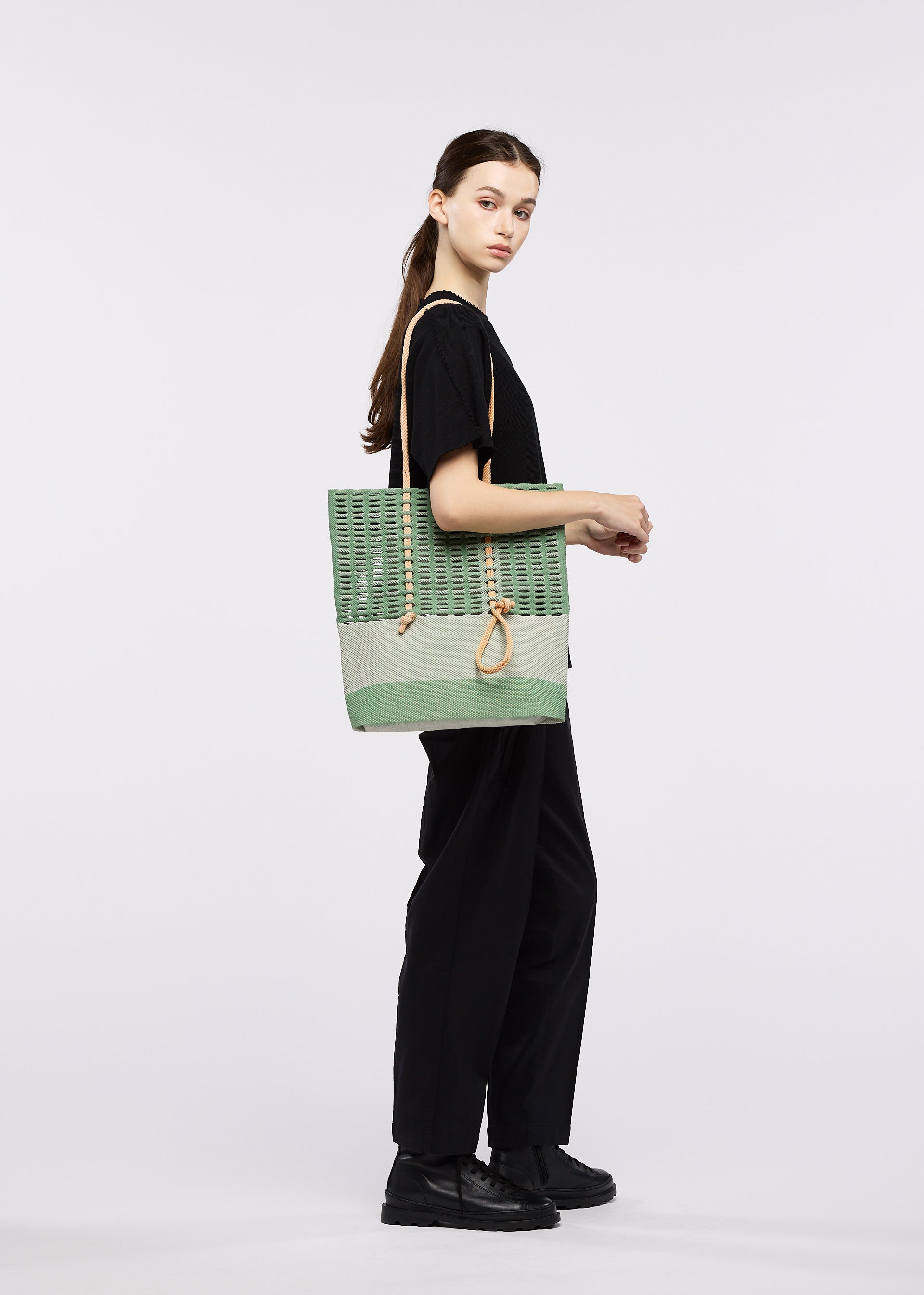 Issey Miyake Mokko Knot tote černohnědá pletená