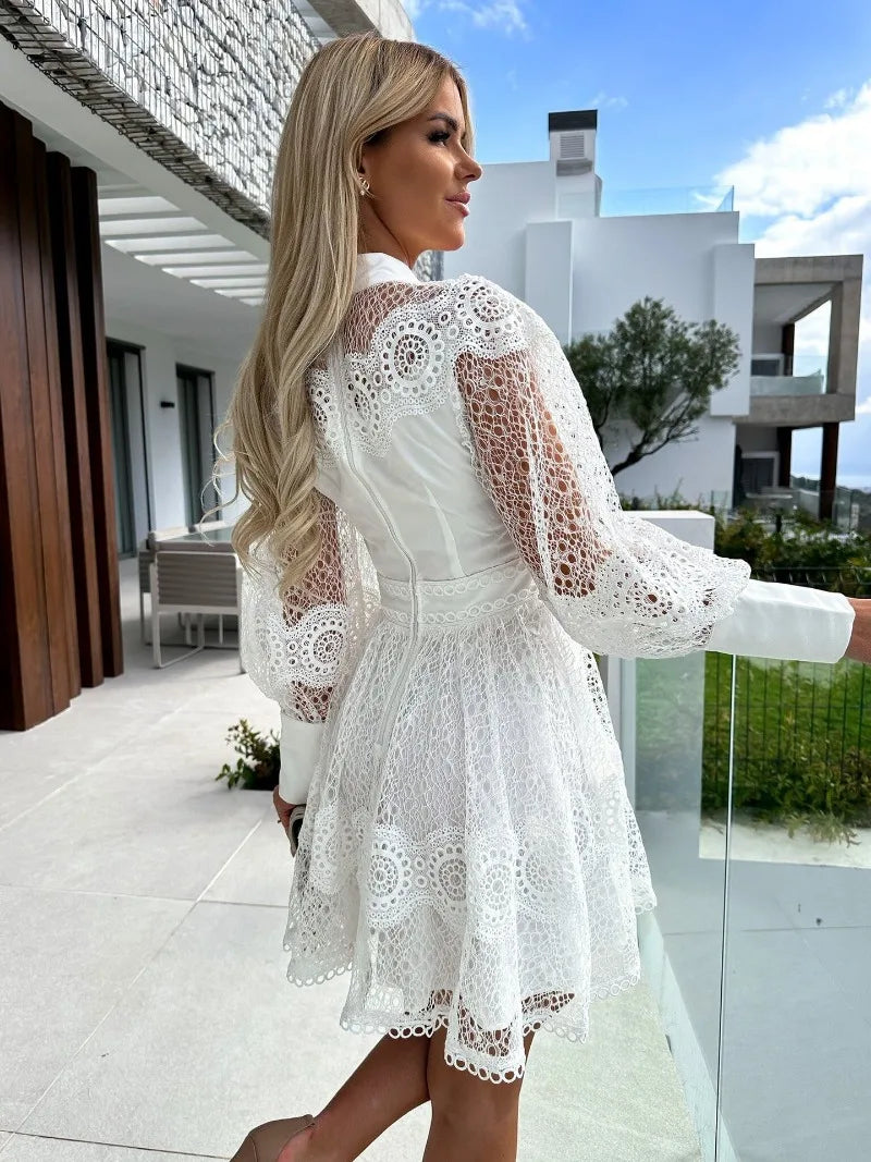 Norielle krajkové mini šaty s dlouhým rukávem