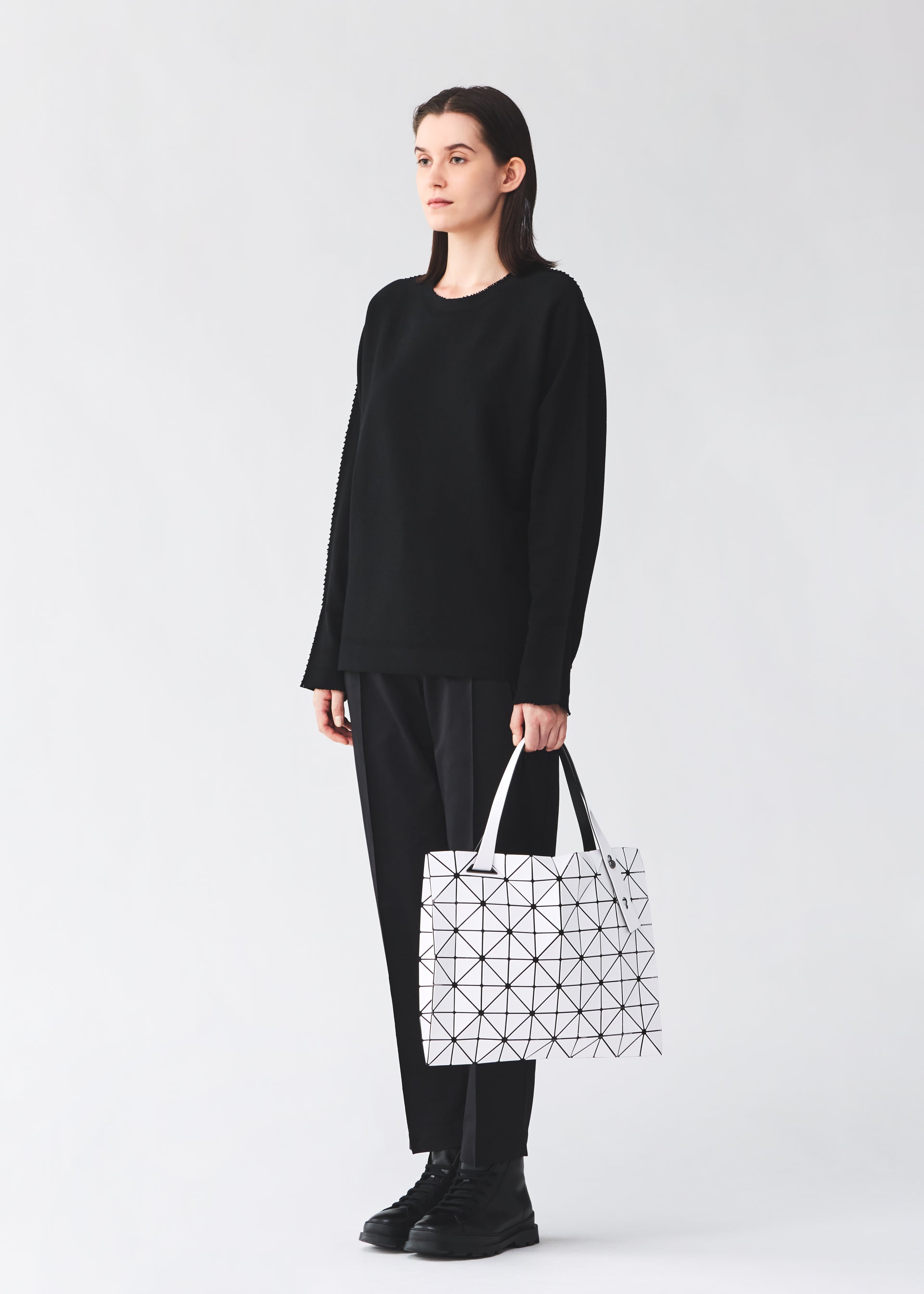 Issey Miyake Carton lakovaná kabelka bílá