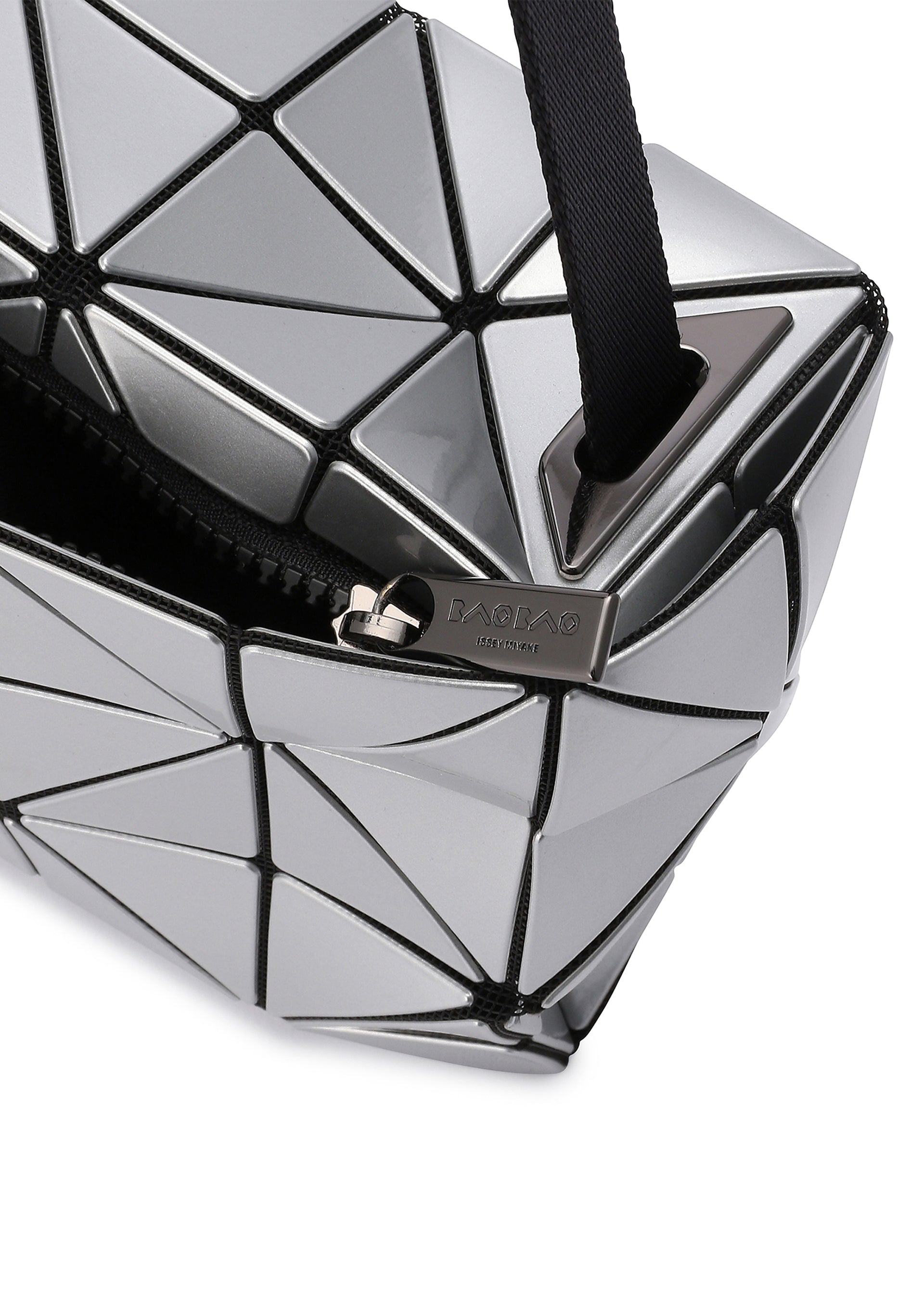 Issey Miyake Carton lakovaná kabelka černá