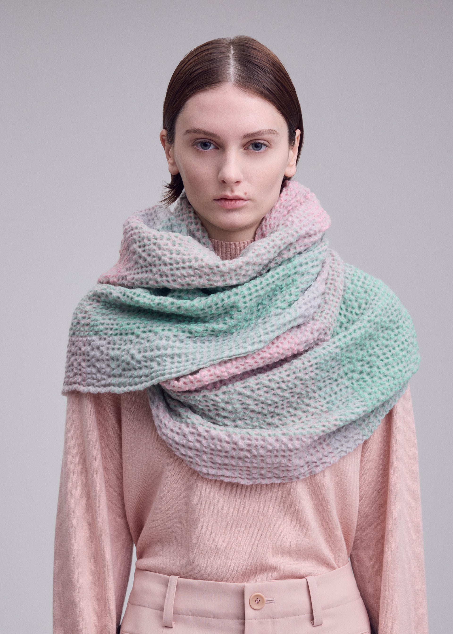 Issey Miyake Bumpy Wool štola šedá kašmír