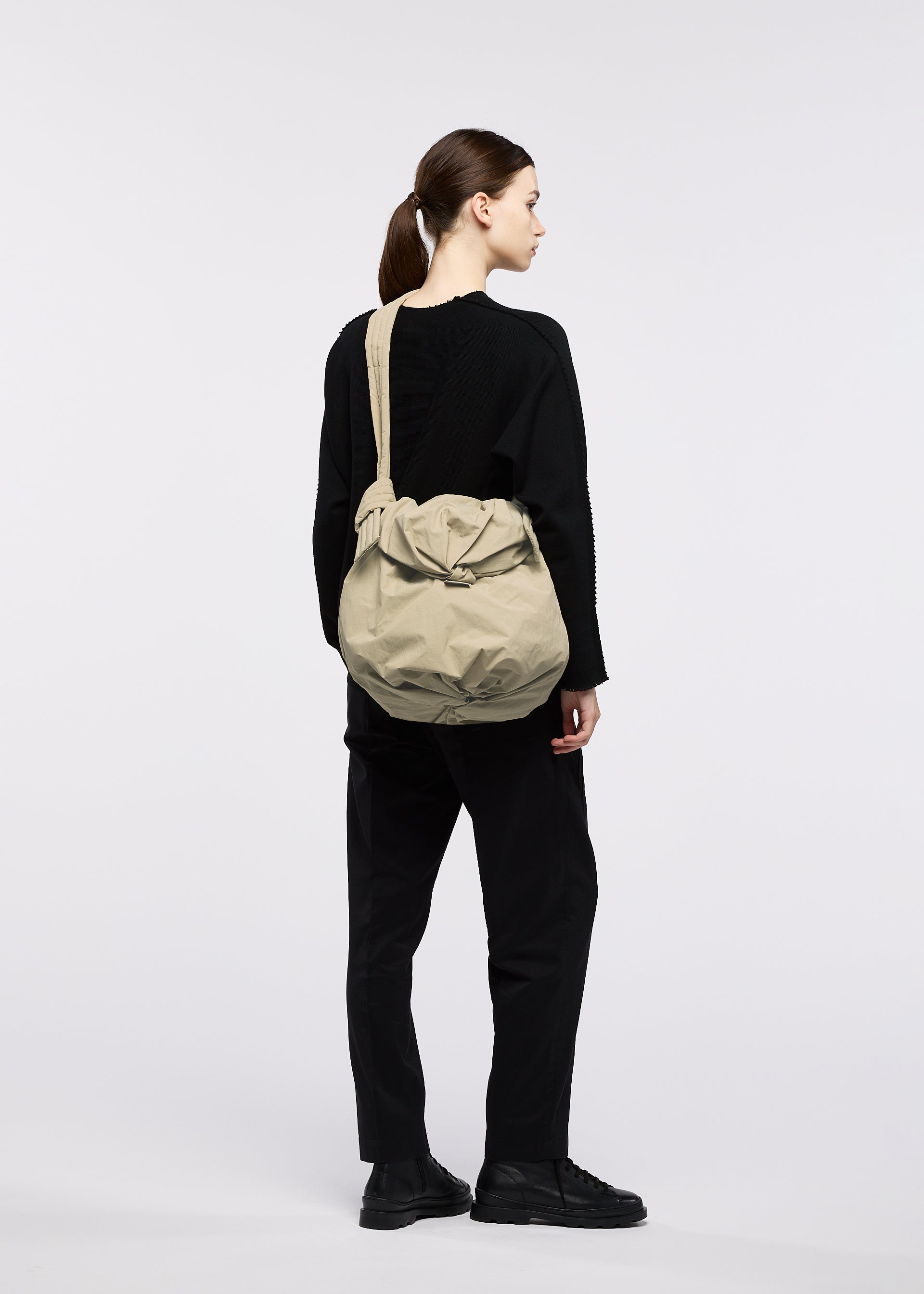 Issey Miyake Fuwa Fuwa kabelka černá ramenní