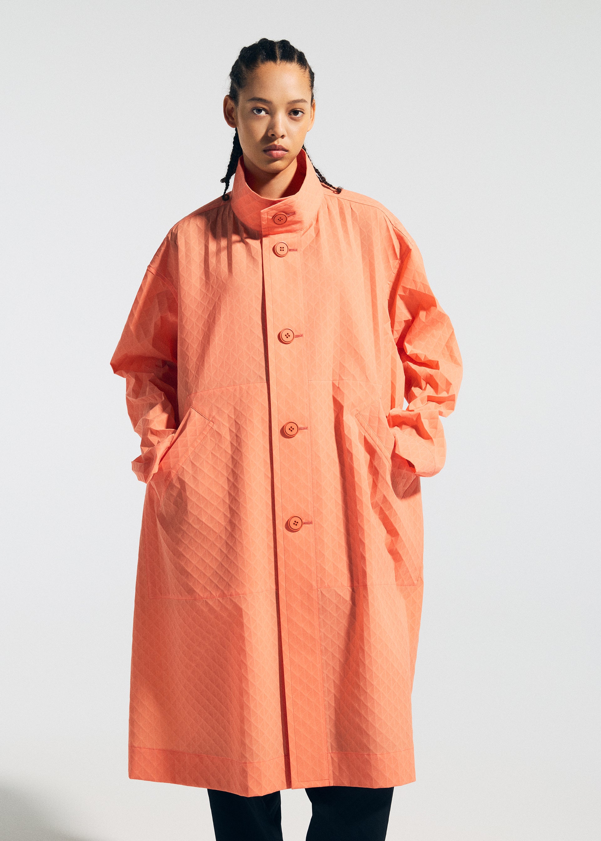 Issey Miyake Type-T 001-1 kabát černý trojúhelníkový vzor