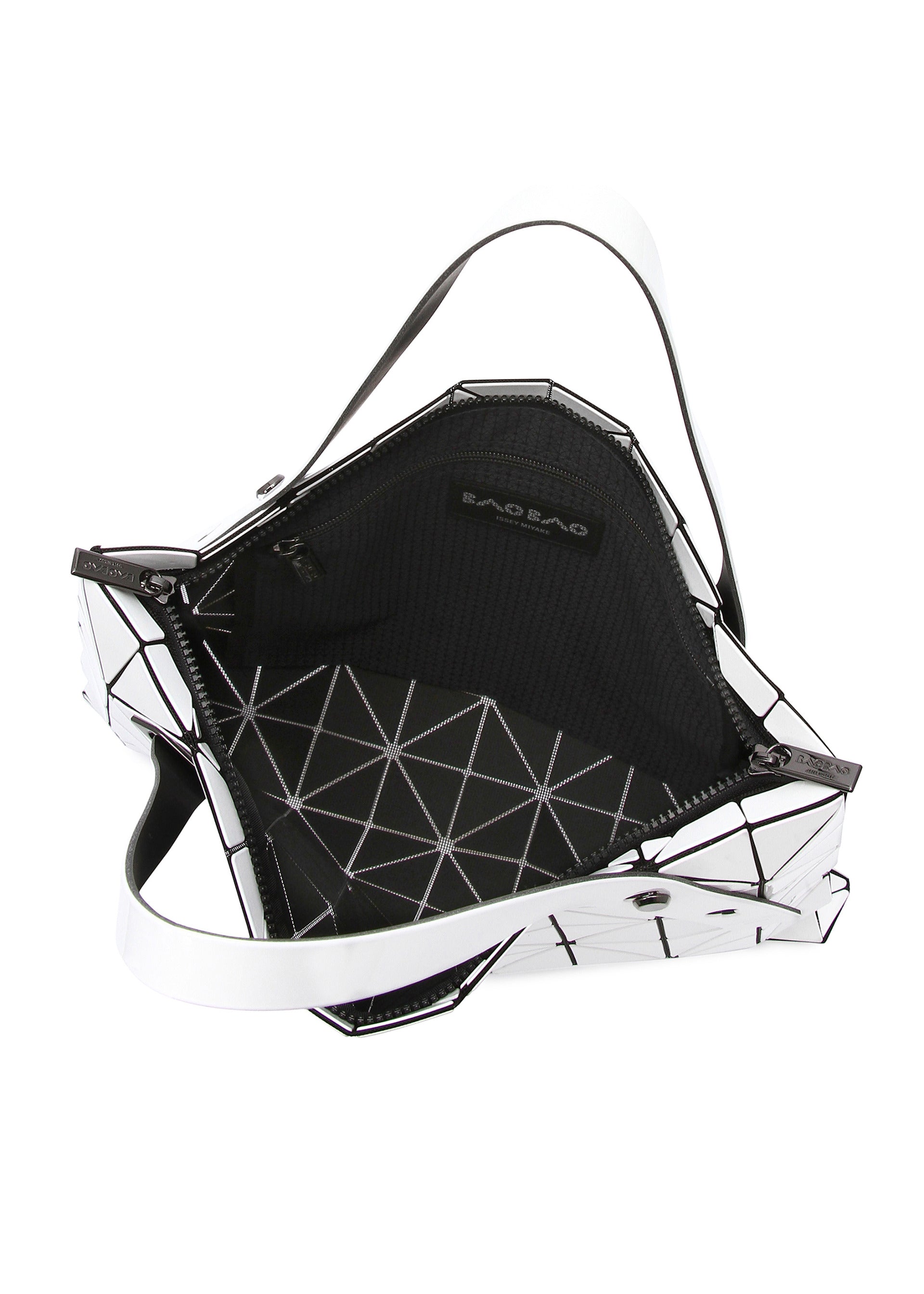 Issey Miyake Carton lakovaná kabelka bílá